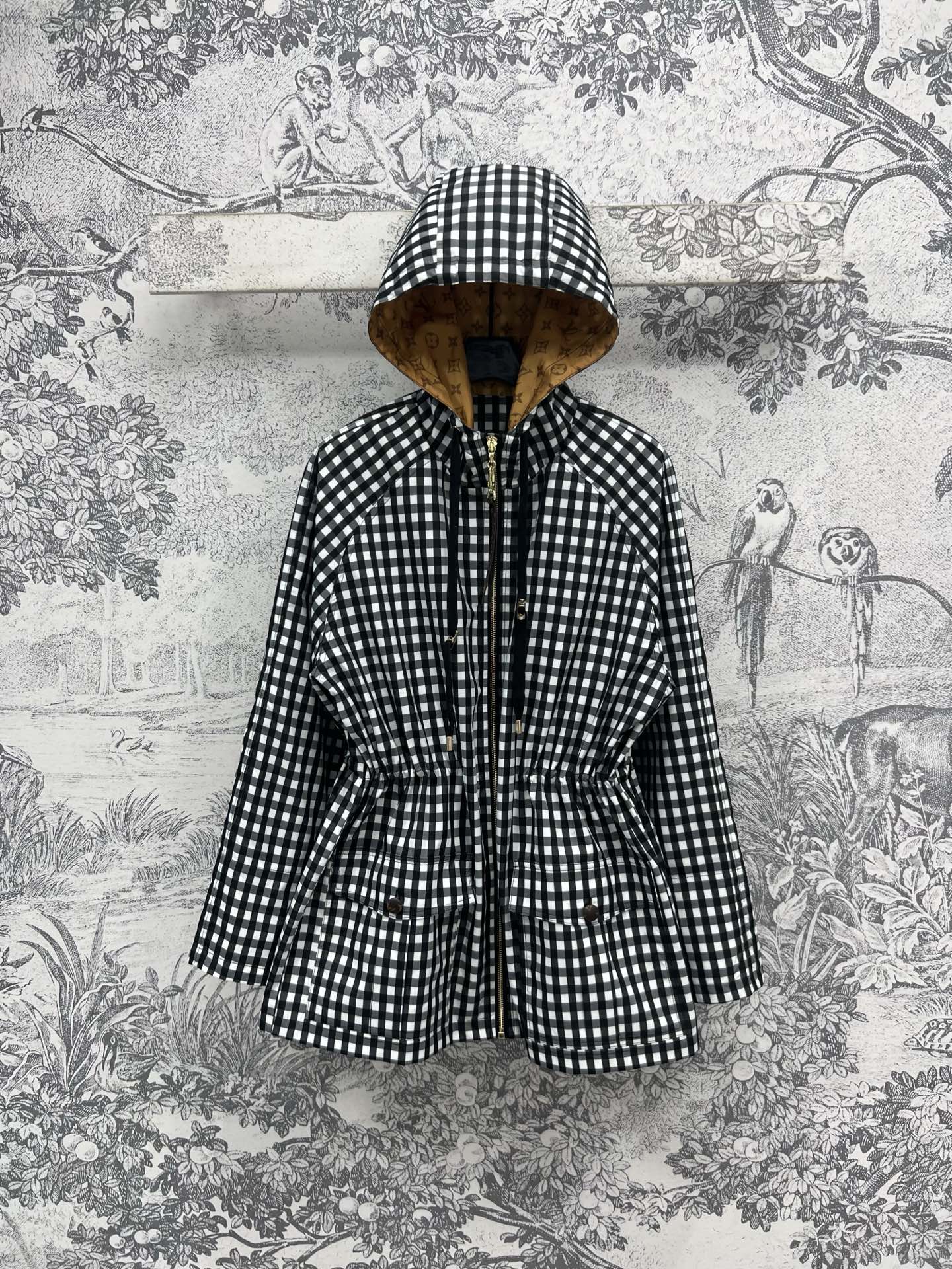 NO:321139,L's 25 early spring new style plaid hooded waist-hugging jacket The classic hooded design is versatile and not picky. Drawstring waist-hugging embellishment. Perfectly divided body proportions, slim and tall, capable and stylish. The black and white plaid pattern is simply amazing. Trendy and cool and practical. The cuffs are tight. The classic brand coin alphabet pattern printed inside is simply fresh and age-reducing and fashionable. Super temperament. Daily casual recommendations. Three-code SML,,louis vuitton,jackets & coats,hats,alexander wang19860909L家 25早春新款 格子连帽收腰外套 经典的连帽设计百搭不挑人 抽绳收腰点缀 完美分割身材比例 显瘦显高 干练有型 黑白格子图案上身简直太绝了 潮酷又实穿 袖口松紧设计 内里满印的经典品牌钱币字母图案 简直绝了清新减龄又时髦 超级显气质 日常休闲推荐 一色三码 SML,,louis vuitton,jackets & coats,hats,alexander wang,Women's clothing