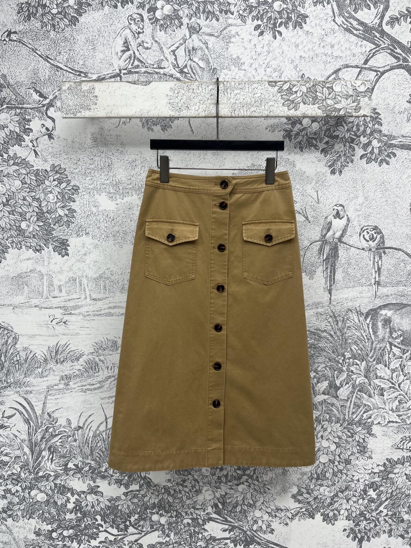 NO:321143,New early spring style, short jacket with belt lapel   single-breasted skirt, temperament lapel belt decoration design, cool and handsome embellishment of the cloth belt, handsome, age-reducing girlish feeling, a set of upper body can be A, cool, easy to have a golden proportion figure, super age-reducing, intellectual and elegant, commuting every day, one color three-code SM, skirts, jackets & coats, gold, alexander wang19860909早春新款 腰带翻领短款外套 单排扣半身裙 气质翻领腰带装饰设计 自带酷帅感 本布腰带的点缀 帅气十足 减龄少女感拉满 一套上身可A可飒 轻松拥有黄金比例身材 上身超级减龄 知性优雅 通勤日常都可 一色三码 SM,,skirts,jackets & coats,gold,alexander wang,Women's clothing