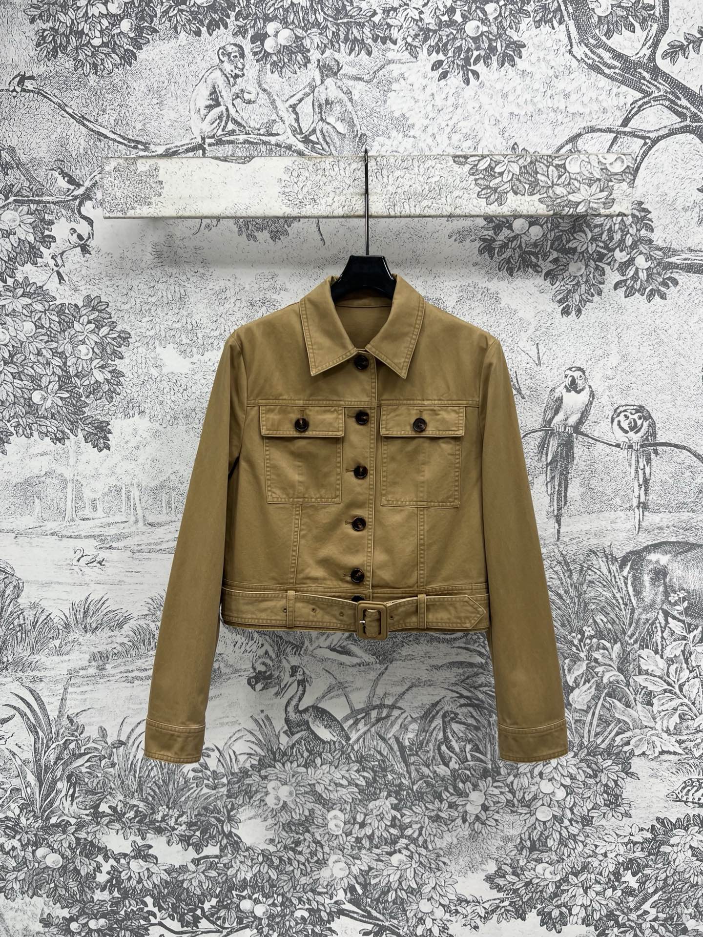 NO:321145,New early spring style, short jacket with belt lapel   single-breasted skirt, temperament lapel belt decoration design, cool and handsome embellishment of this cloth belt, handsome, age-reducing girlish feeling, a set of upper body can be A, cool, easy to have a golden proportion figure, super age-reducing, intellectual and elegant, commuting every day, one color three-digit S,, skirts, jackets & coats, gold, alexander wang19860909早春新款 腰带翻领短款外套 单排扣半身裙 气质翻领腰带装饰设计 自带酷帅感 本布腰带的点缀 帅气十足 减龄少女感拉满 一套上身可A可飒 轻松拥有黄金比例身材 上身超级减龄 知性优雅 通勤日常都可 一色三码 S,,skirts,jackets & coats,gold,alexander wang,Women's clothing