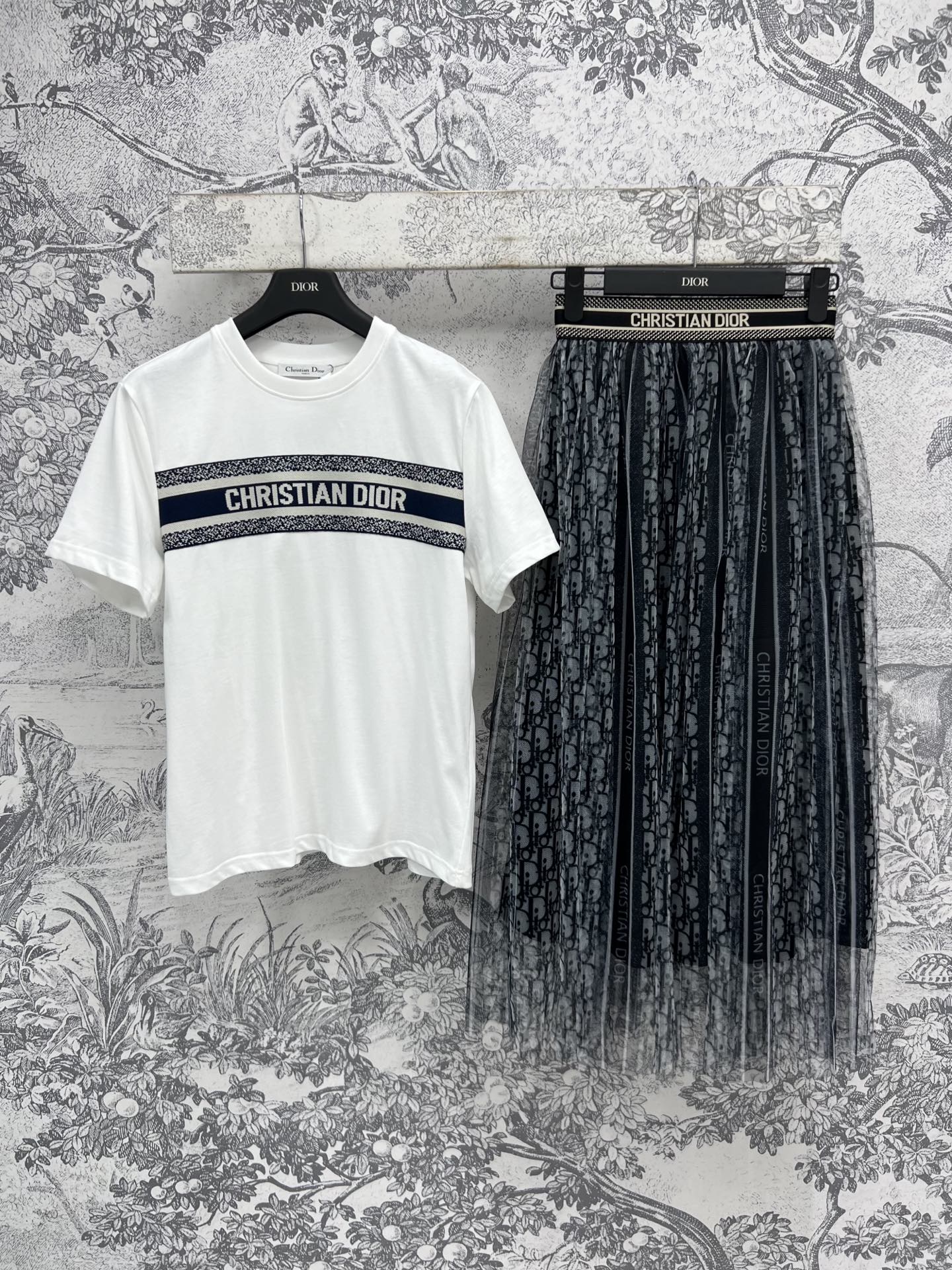 NO:321528,D Home 25 Spring and Summer New Style Letter Print T-shirt   Band Presbyterian Gauze Skirt A set with a girly look. Simple and atmospheric contrasting print of the top. Paired with a high-waisted webbing A-line skirt. The upper body looks slim and versatile and retro. Classic logo jacquard is never out of date. A set of simple and high-end outings. One color three codes SML,,dior, skirts,tees,t-shirt,alexander wang19860909D家 25春夏新款 字母印花T恤  织带老花纱裙 一套搭配少女感满分 上衣简单大气的撞色印花 搭配高腰织带A字半裙 上身显瘦又百搭复古 经典logo提花永不过时 百看不厌 一套出街简约又高级 一色三码 SML,,dior,skirts,tees，t-shirt,alexander wang,Women's clothing