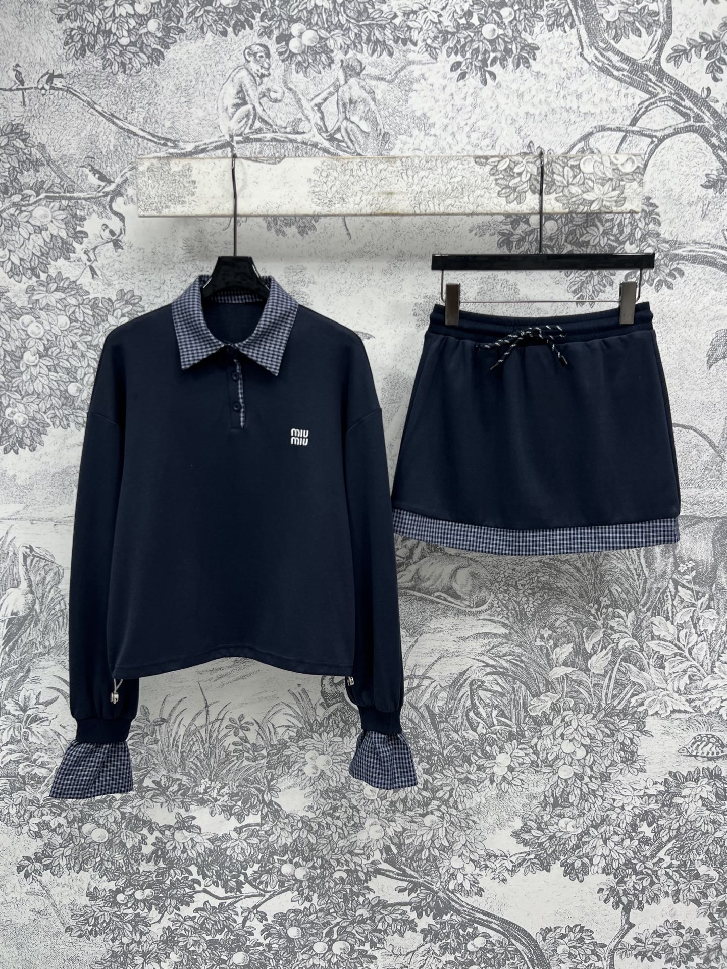 NO:321532,Miu 25 early spring new model, fake two-piece casual suit, polo collar top   skirt, plaid spliced ​​Polo neckline. Sleeves, fake two-piece design is fashionable and high-end, chest embroidered letter logo embellishment, simple and versatile style, loose and not picky about the figure, one set is elegant and fashionable, excellent texture, two colors and three codes SML,,miumiu, skirts, alexander wang19860909Miu 25早春新款 假两件休闲套装 polo领上衣 半身裙 格子拼接Polo领口.衣袖 假两件的设计时髦又高级 胸口刺绣字母Logo标识点缀 款式简约百搭 宽松不挑身材 一套搭配就很优雅时髦 质感超赞两色三码 SML,,miumiu,skirts,alexander wang,Women's clothing