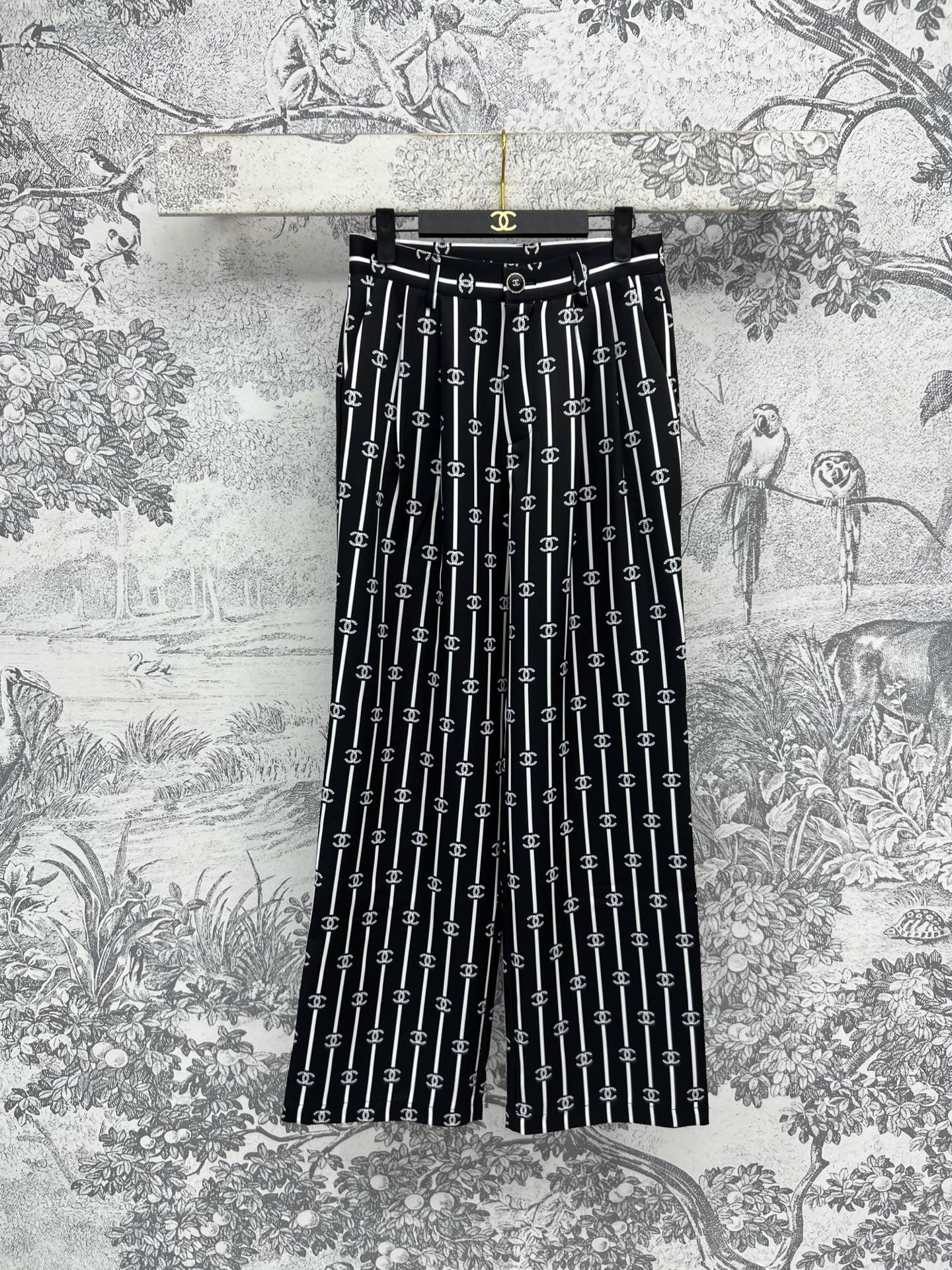 NO:321536,Xiaoxiang style 25 early spring new style, letter printed striped wide-leg pants, printed double C letter logo embellishment, vertical stripes are very good to make a slim effect, waist letter button embellishment, high waist wide-leg style, super easy to match, any item can be matched, the upper body becomes long legs in seconds, daily leisure time is very good, one color three codes SML 93,,alexander wang19860909小香风 25早春新款 字母印花条纹阔腿裤 满印的双C字母Logo点缀 纵向条纹很好的起到了显瘦效果 腰间字母纽扣点缀 高腰阔腿版型 超级好搭配 任何单品都可搭配 上身秒变大长腿 日常出街休闲都很不错 一色三码 SML 93,,alexander wang,Women's clothing