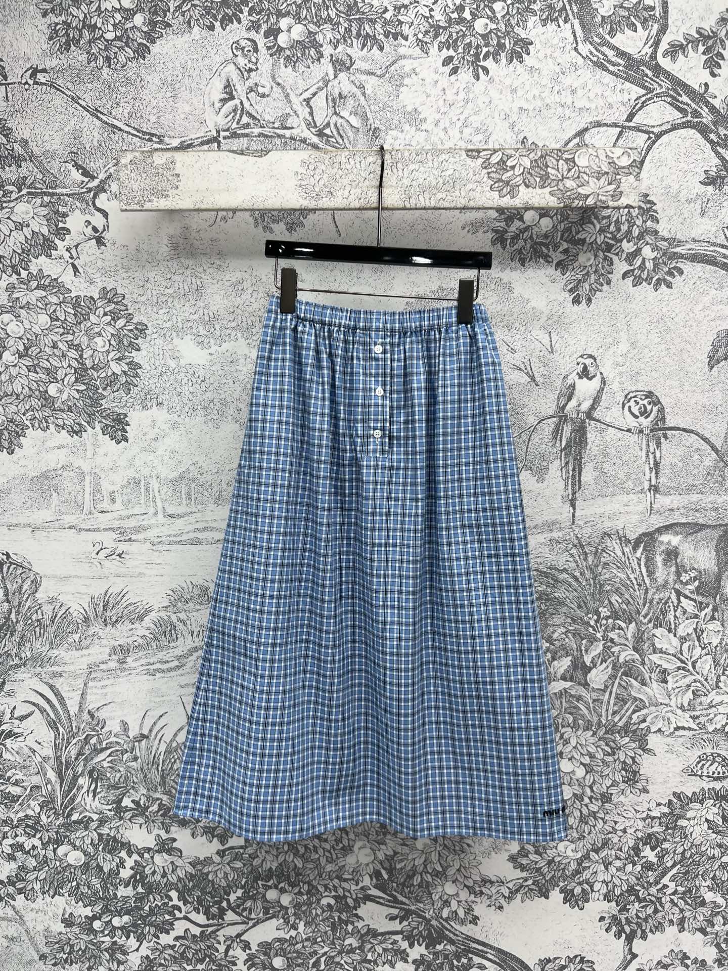 NO:321539,Miu 25 early spring new blue plaid series lapel shirt   polo collar short-sleeved dress   skirt Blue plaid plaid with retro tone lapel spliced ​​pleated skirt series matching upper body to make it look slim and girly. Retro classic plaid elements simple, refreshing and comfortable texture online and breathable. One color three codes SML,,miumiu, skirts, shirts, T-shirts, alexander wang19860909Miu 25早春新款 蓝格纹系列 翻领衬衫 polo领短袖连衣裙  半身裙 蓝色格纹格自带复古感调调 翻领拼接百褶裙摆 一系列搭配上身显瘦又少女感十足 复古经典格纹元素 简约又清爽舒适 质感在线又透气 一色三码 SML,,miumiu,skirts,shirts,T-shirt,alexander wang,Women's clothing