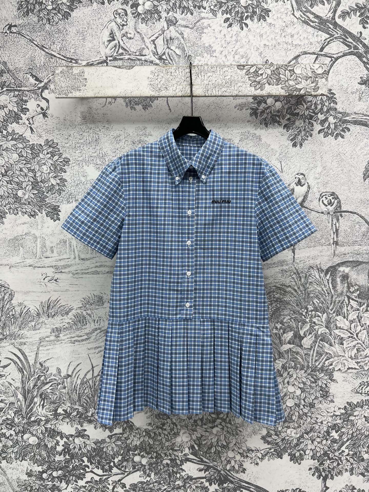 NO:321542,Miu 25 early spring new blue plaid series lapel shirt   polo collar short-sleeved dress   skirt Blue plaid plaid with retro tone lapel spliced ​​pleated skirt series matching upper body to make it look slim and girly. Retro classic plaid elements simple, refreshing and comfortable texture online and breathable. One color three codes SML,,miumiu, skirts, shirts, T-shirts, alexander wang19860909Miu 25早春新款 蓝格纹系列 翻领衬衫 polo领短袖连衣裙  半身裙 蓝色格纹格自带复古感调调 翻领拼接百褶裙摆 一系列搭配上身显瘦又少女感十足 复古经典格纹元素 简约又清爽舒适 质感在线又透气 一色三码 SML,,miumiu,skirts,shirts,T-shirt,alexander wang,Women's clothing