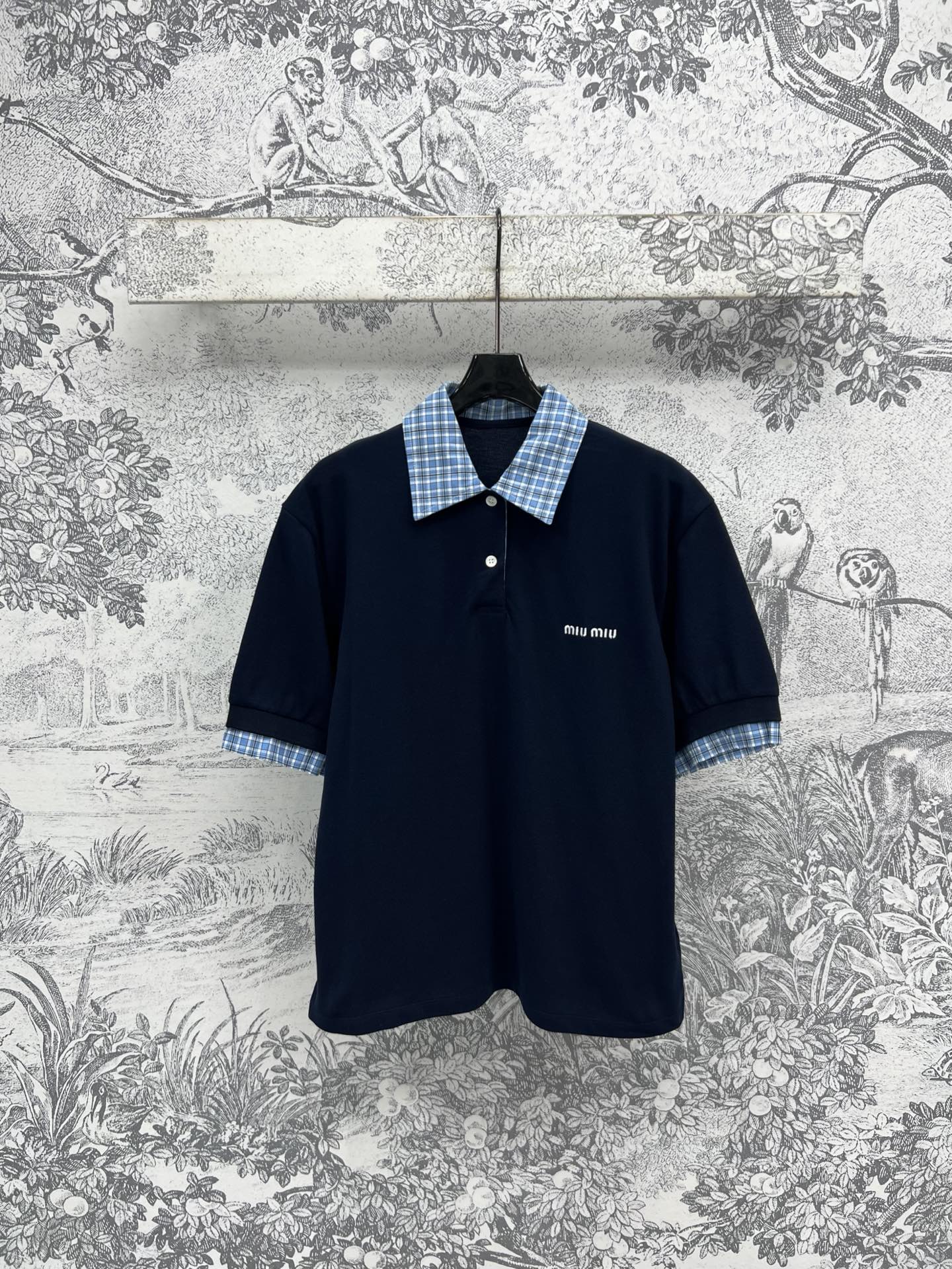 NO:321548,Miu 25 early spring new model, fake two-piece contrasting plaid Polo collar short-sleeved shirt, high-end fabric, delicate texture, weight, famous lady style that is refreshing and age-changing, perfectly modifying body proportions, matching of the same series that can be sweet and salty, it is a sweet and cool girl when you go out. Recommend the whole set of matching, three-code monochrome SML 82,,miumiu,T-shirt,alexander wang19860909Miu 25早春新款 假两件撞色格子Polo领短袖衬衣 高定面料打造 质感细腻有分量 炸街减龄的名媛款 完美修饰身材比例线条 可甜可盐的同系列搭配 穿出门就是甜酷女孩 推荐整套搭配 单色三码 SML 82,,miumiu,T-shirt,alexander wang,Women's clothing