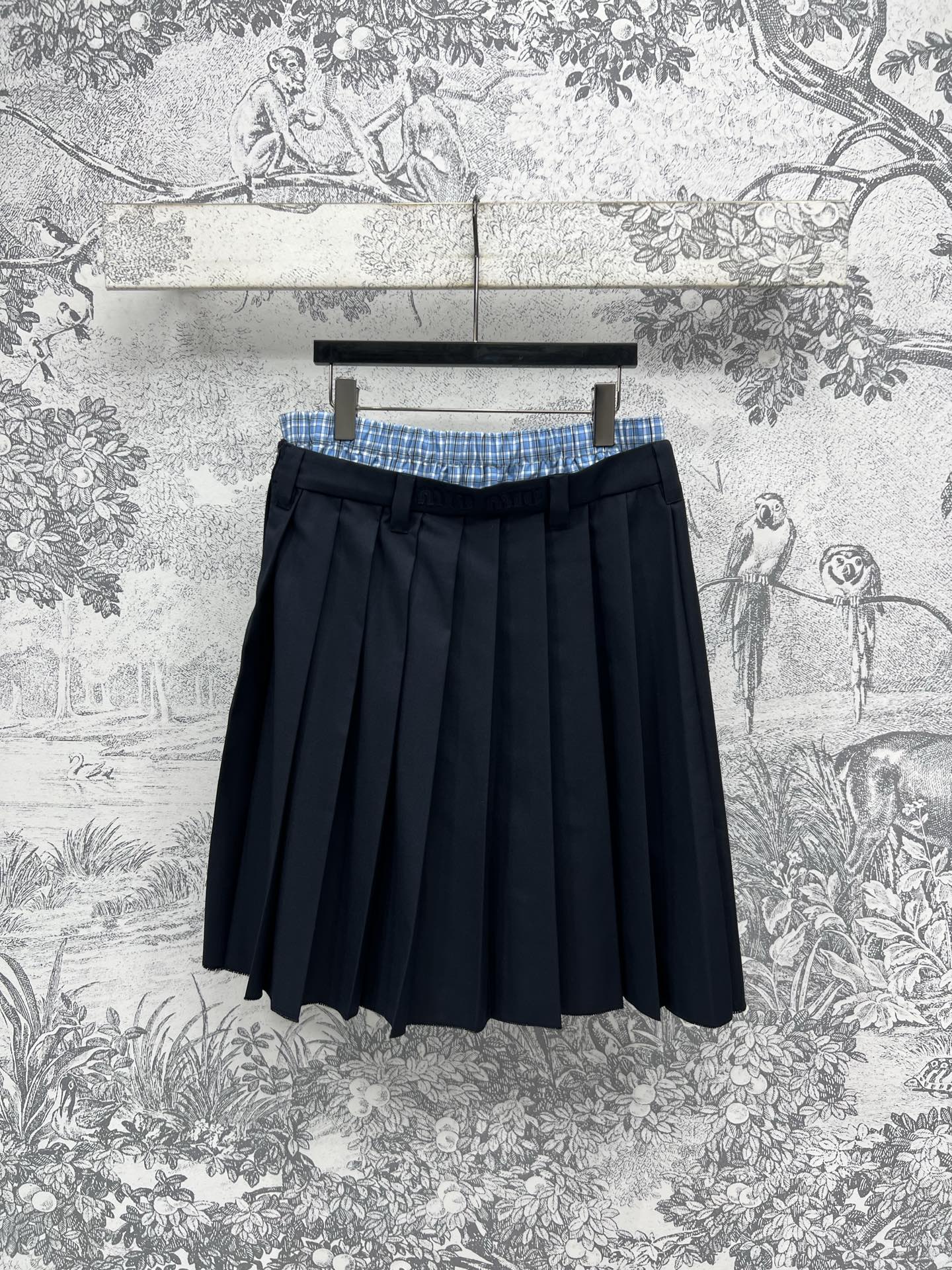 NO:321551,Miu 25 early spring new model, fake two-piece contrasting plaid pleated skirt, fake two-piece waist, letter embroidery embroidery, high-waist pleated skirt, sweet and elegant upper body, long legs, everyday versatile items, crisp and stylish fabric, texture and shiny, one color and three-code SML,,miumiu, skirts, alexander wang19860909Miu 25早春新款 假两件撞色格子百褶半身裙 假两件腰头 字母刺绣点缀 高腰百褶裙摆 上身甜美优雅又显腿长 日常的百搭单品 挺括有型面料 质感又有光泽 一色三码 SML,,miumiu,skirts,alexander wang,Women's clothing