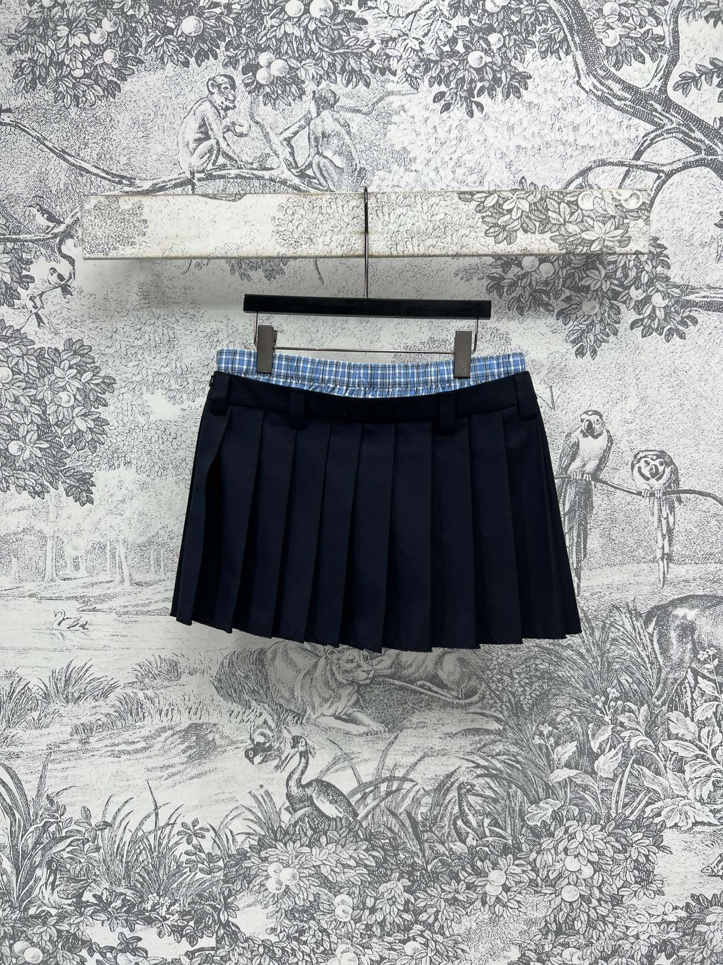 NO:321554,Miu 25 early spring new model, fake two-piece contrasting plaid pleated skirt, fake two-piece waist, letter embroidery embellishment, high-waist pleated skirt, sweet and elegant upper body, long legs, everyday versatile items, crisp and stylish fabric, texture and shiny, one color and three-code SML,,miumiu, skirts, alexander wang19860909Miu 25早春新款 假两件撞色格子百褶短裙 假两件腰头 字母刺绣点缀 高腰百褶裙摆 上身甜美优雅又显腿长 日常的百搭单品 挺括有型面料 质感又有光泽 一色三码 SML,,miumiu,skirts,alexander wang,Women's clothing