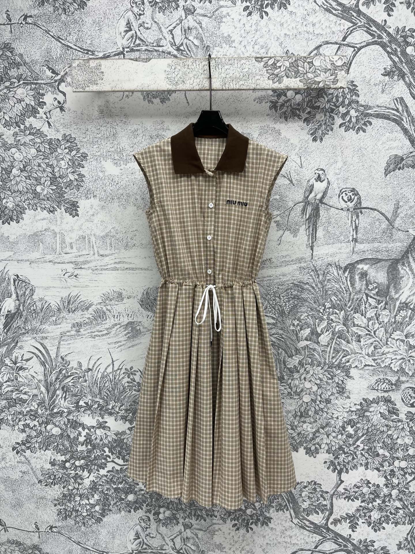 NO:321560,Miu 25 spring and summer new style, lapel sleeveless waist-hugging dress, contrasting color polo collar half-breasted design, embroidered logo embellishment, khaki full of high-end feeling, waist drawstring creates waist-hugging outline, perfect lengthening of the legs, super long legs, cool and handsome, full of age-reducing feeling, fashionable upper body and useless to use money, double-sided small zipper embellishment, sweet or salty, not picky at all, dating and casual, OK, one color, three codes SML,,miumiu, skirts, alexander wang19860909Miu 25春夏新款 翻领无袖收腰连衣裙 撞色polo领半排扣设计 刺绣logo点缀 卡其色满满的高级感 腰间抽绳打造收腰轮廓 完美拉长腿部比例超级显腿长 酷帅减龄感十足 上身时髦又白搭钱双侧小拉链点缀 可甜可盐 完全不挑人 约会休闲都OK 一色三码 SML,,miumiu,skirts,alexander wang,Women's clothing