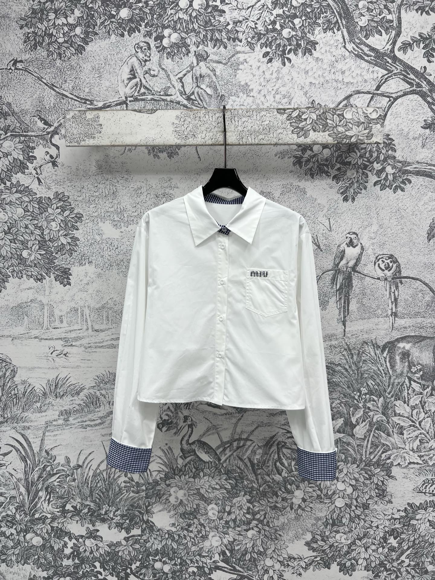 NO:321549,Miu 25 early spring new style, spliced ​​plaid short shirt, loose short style, upper body looks tall and hiding flesh, the fabric is comfortable and wide, creating a strong sense of lines, fashionable and modern, a very good match, spliced ​​plaid design, no details are missed, one color and three codes SML 9,,miumiu,shirts,alexander wang19860909Miu 25早春新款 拼接格子短款衬衫 宽松短款版型 上身显高又藏肉 面料舒适挺阔 打造强烈线条感 时尚现代感 很好搭配的一款 拼接格子设计 没有放过任何一个细节 一色三码 SML 9,,miumiu,shirts,alexander wang,Women's clothing