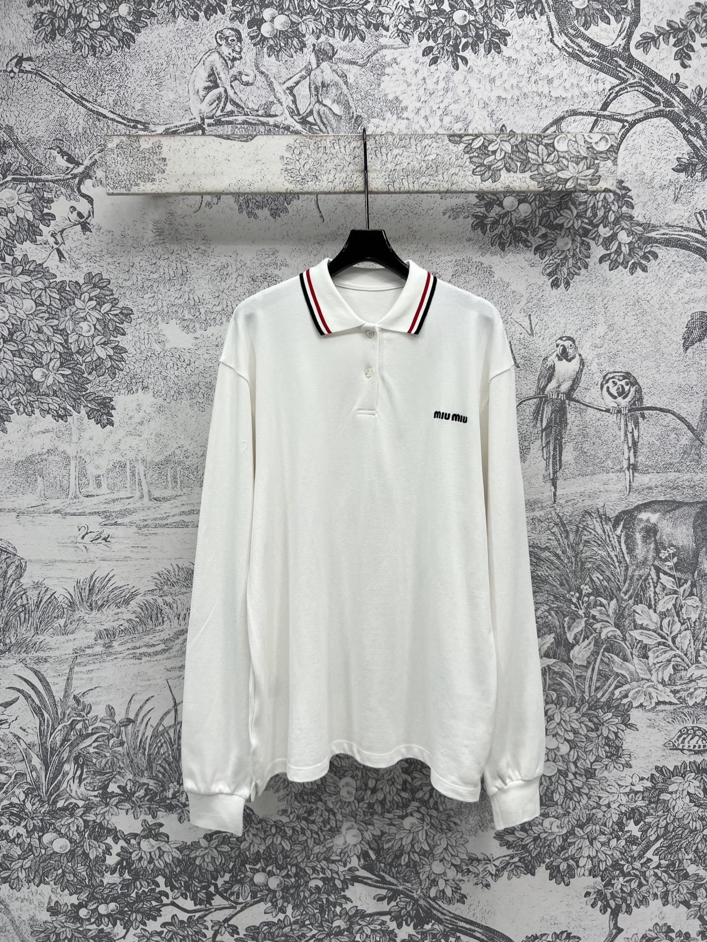 NO:321555,Miu 25 early spring new polo collar long-sleeved sweatshirt, which looks good in single-skinned and layered. The style is loose and versatile and not picky. It shows the youthful and energetic atmosphere of age-reducing youthfulness. Simple and high-end solid colors are durable and practical. Every detail can stand the scrutiny. Pure cotton fabric, comfortable and skin-friendly. Daily casual recommendations. Three-code SML,,miumiu,hoodie,sweatshirts,alexander wang19860909Miu 25早春新款 polo领长袖卫衣 单穿叠穿都好看 版型宽松百搭不挑人 彰显减龄青春活力气息 简约高级的纯色耐看实穿 每一处细节都经得起推敲 纯棉面料 舒适亲肤 日常休闲推荐 一色三码 SML,,miumiu,hoodie,sweatshirts,alexander wang,Women's clothing