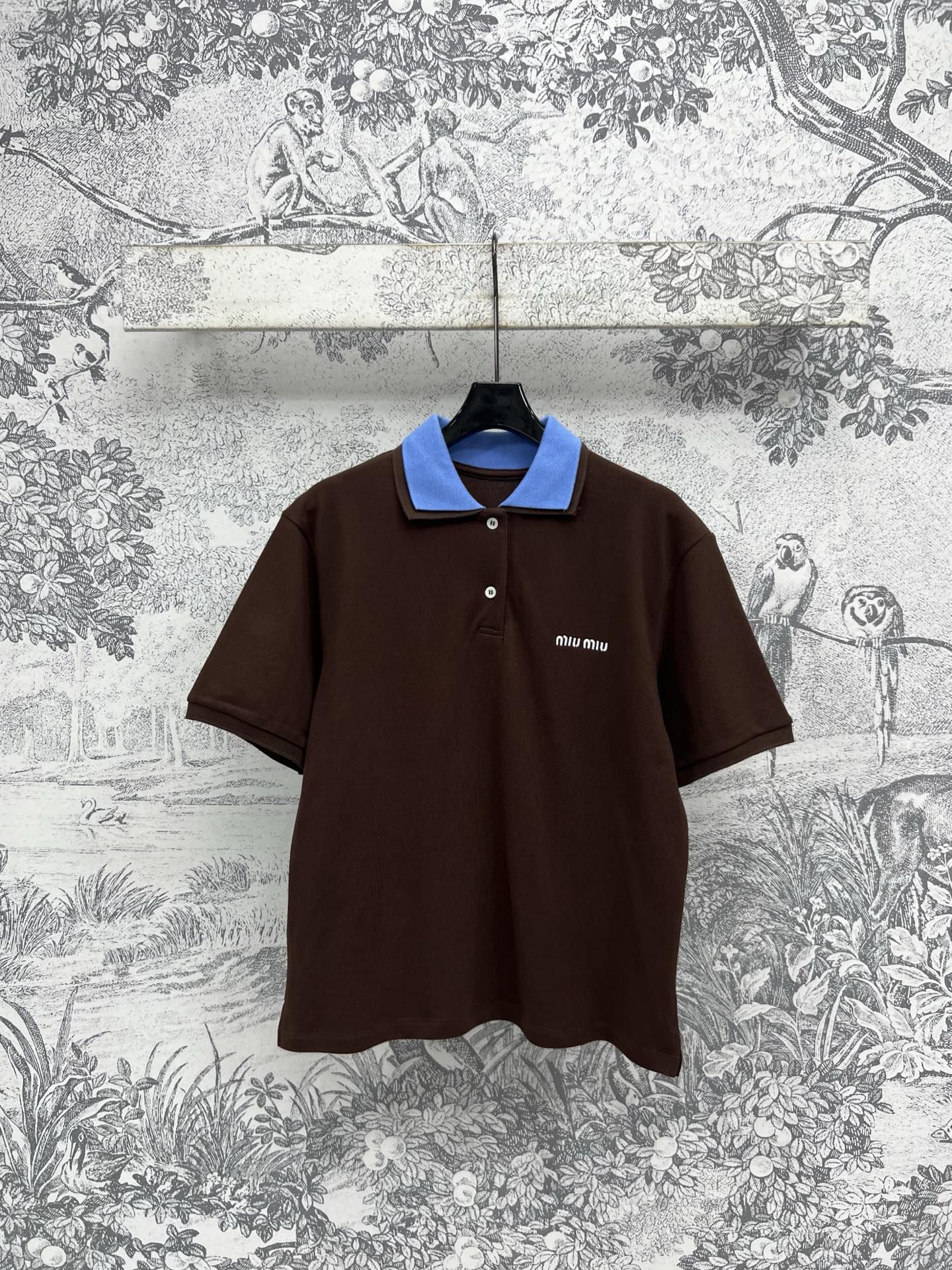 NO:321581,Miu 25 early spring new model POLO neck contrasting color short sleeves Classic POLO neck reduces age and fashionable neckline contrasting color splicing design, embroidery embroidery on the chest, vitality and age reduction, fashionable and fashionable, sweet and salty summer wear, one color and three codes SML 8,,miumiu, T-shirt,alexander wang19860909Miu 25早春新款 POLO领撞色短袖 经典的POLO领减龄又洋气 领口撞色拼接设计感 胸前小logo刺绣点缀 上身活力减龄 洋气又时髦 可甜可盐的夏季省事穿搭一色三码 SML 8,,miumiu,T-shirt,alexander wang,Women's clothing