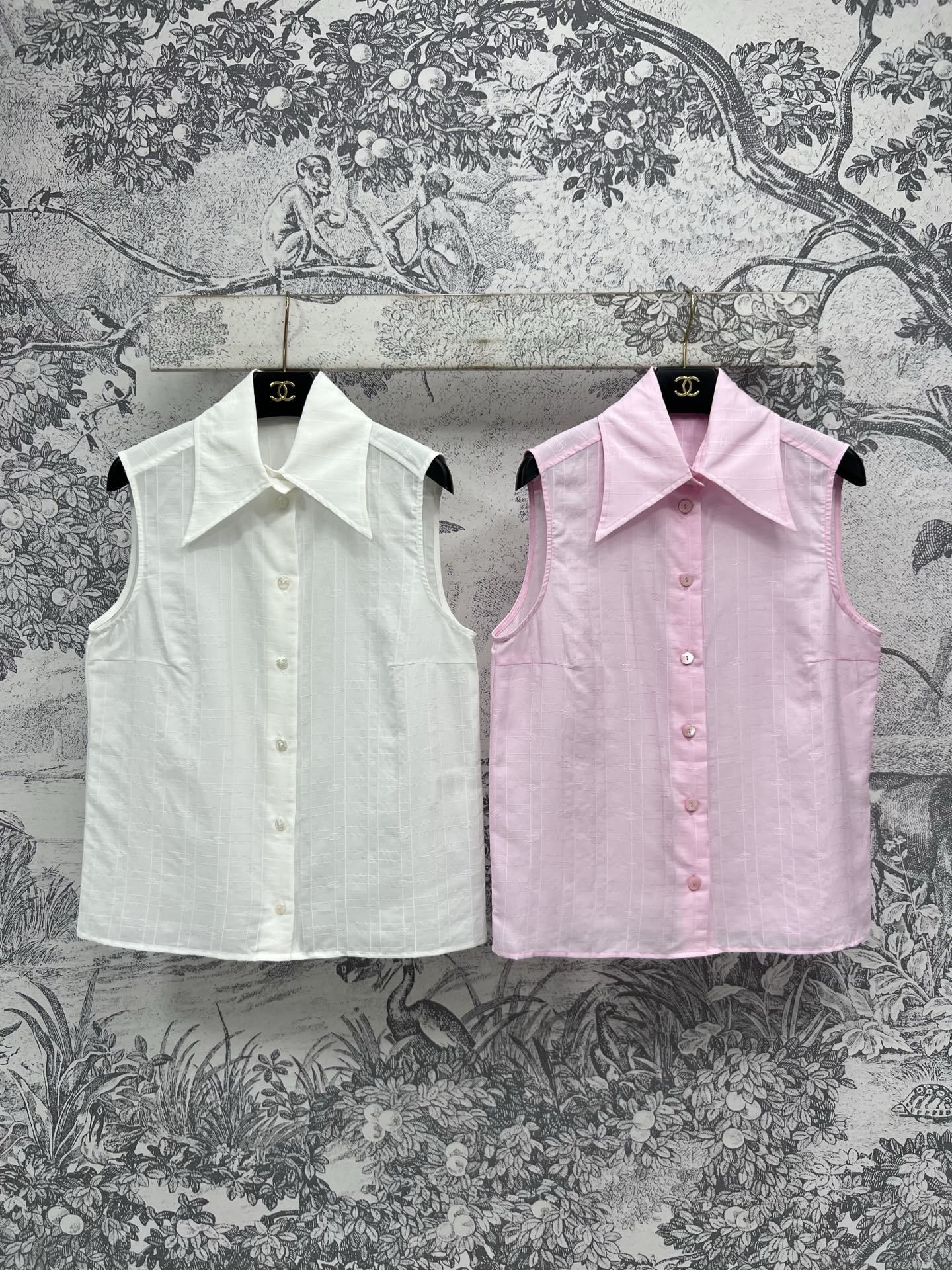 NO:321569,Xiaoxiang style, new spring and summer 25 new lapel sleeveless jacquard top, age-reducing girlish temperament, sleeveless pointed collar style exquisite and high-end, elegant and high-quality texture, jacquard light-colored super fairy, paired with a small suspender skirt, perfectly divided body proportions, visually slimming and tall, daily dates are very good, SML, skirts, alexander wang19860909小香风 25春夏新款 翻领无袖提花上衣 减龄少女气质 无袖尖领版型精致又高级 优雅高级质感满满 提花浅色系超级仙女 搭配小吊带半身裙 上身完美分割身材比例 视觉显瘦显高 日常约会出街都很不错 SML,,skirts,alexander wang,Women's clothing