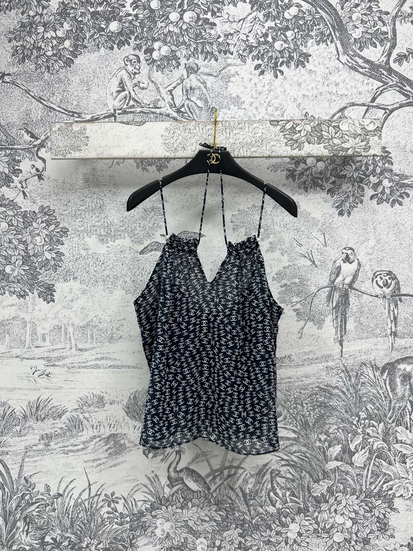 NO:321565,Small fragrance style 25 spring and summer new style, small halter neck suspender, full-print brand logo embellishment, more fashionable, loose and casual style, comfortable and unrestrained, silky and soft fabric, a good summer partner, elegant upper body temperament, unique feminine charm, one color, three codes SML, alexander wang19860909小香风 25春夏新款 挂脖小吊带 满印的品牌Logo点缀 更显时髦 宽松休闲的版型 上身舒适无束缚感 面料丝滑轻柔简直是夏日好搭档 上身气质又优雅 带有独特的女性魅力 一色三码 SML,,alexander wang,Women's clothing