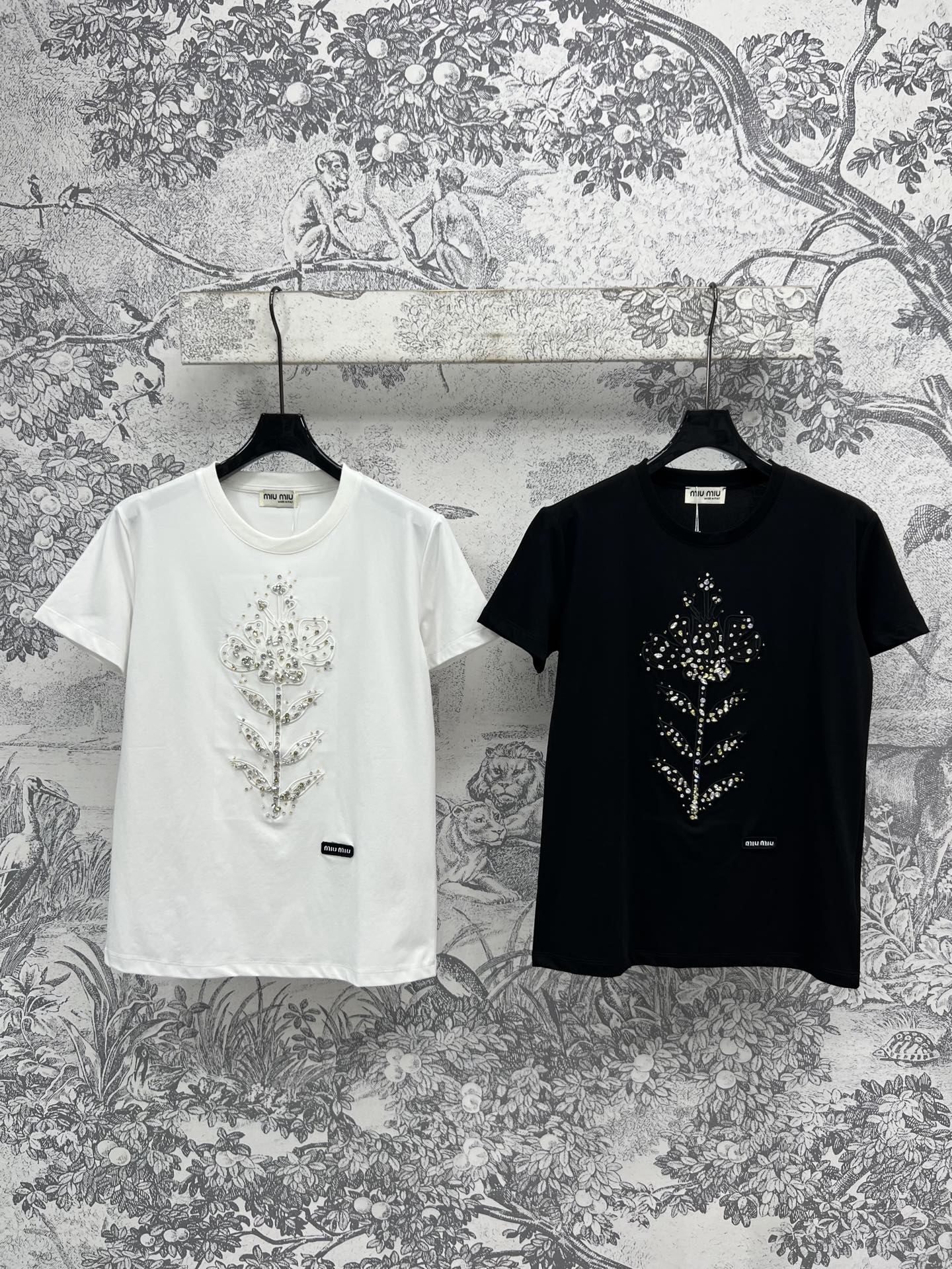 NO:321562,New spring and summer style, beaded flower letter logo short-sleeved T-shirt, classic black and white style matching, loose style, chest is decorated with heavy industry beaded flower patch, logo letter embellishment, the upper body is very famous girl, simple and high-end, the upper body is full of temperament, the essential products of famous socialites, two colors and three codes, SML, T-shirt,tees, t-shirt,alexander wang19860909春夏新款 钉珠花朵字母徽标短袖T恤 经典的黑白款搭配 宽松版型 胸前是重工的钉珠花朵贴布装饰 logo字母点缀 上身非常名媛少女 简约又高级 上身气质拉满 名媛必备单品两色三码 SML,,T-shirt,tees，t-shirt,alexander wang,Women's clothing