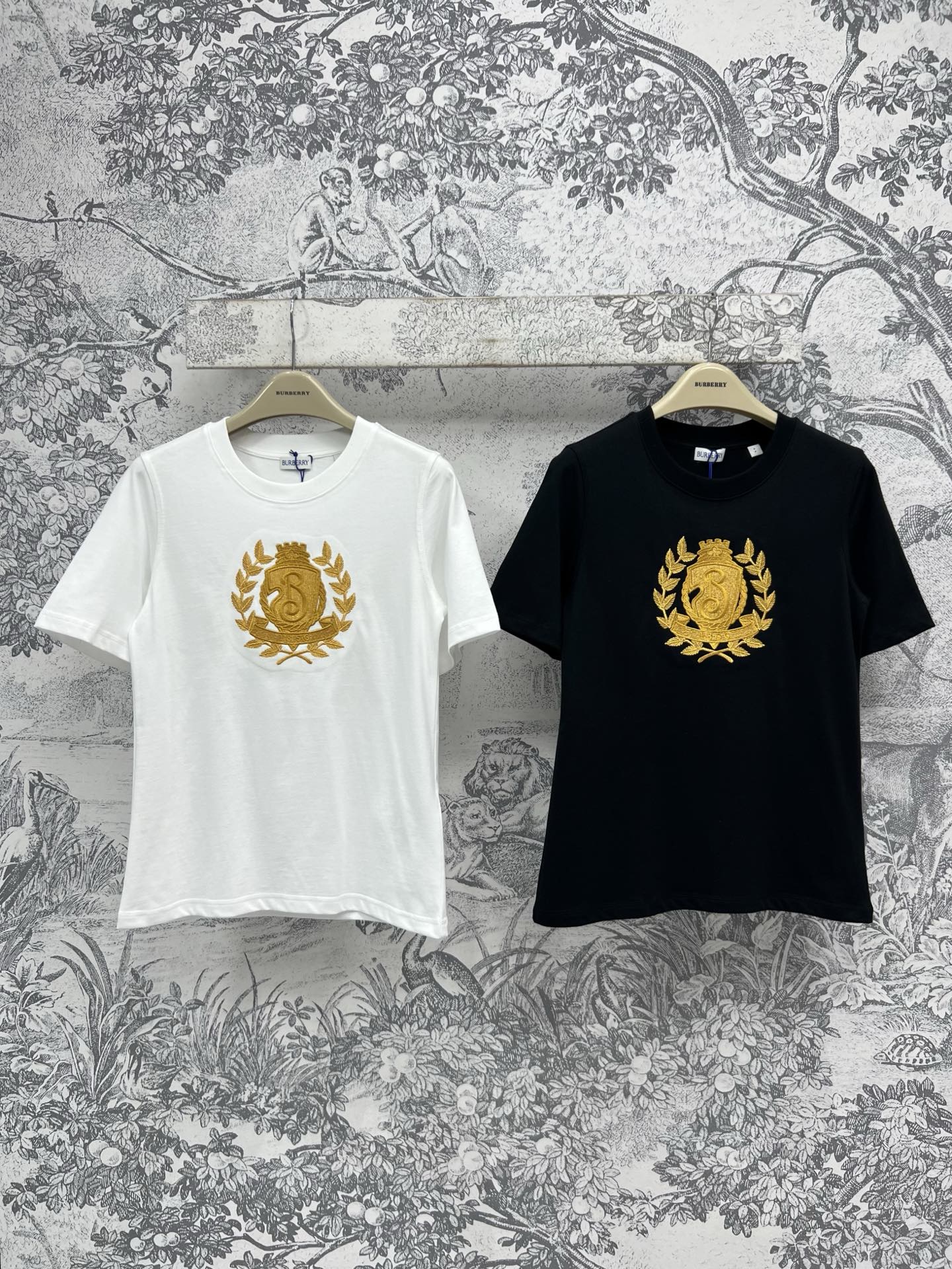 NO:321556,B Home 25 Spring and Summer New Brand Logo Pattern Short-sleeved T-shirt Classic Black and White Style Really Wearing Versatile Brand Logo Pattern Gold Line Embroidered Brand Logo Pattern Atmospheric Classic Simple Design but Highlights Very versatile The style is the basic style Suitable for most girls and hides the flesh to make you look slimming. The upper body is absolutely unique. Two colors and three codes SML, T-shirt,tees, t-shirt,alexander wang19860909B家 25春夏新款 品牌徽标图案短袖T恤 经典的黑白色系 实穿百搭 胸前金线刺绣品牌徽标图案 大气经典 简洁的设计却富有亮点 非常百搭 版型是基础的版型 适合大部分女孩子并且藏肉显瘦 上身绝绝子两色三码 SML,,T-shirt,tees，t-shirt,alexander wang,Women's clothing