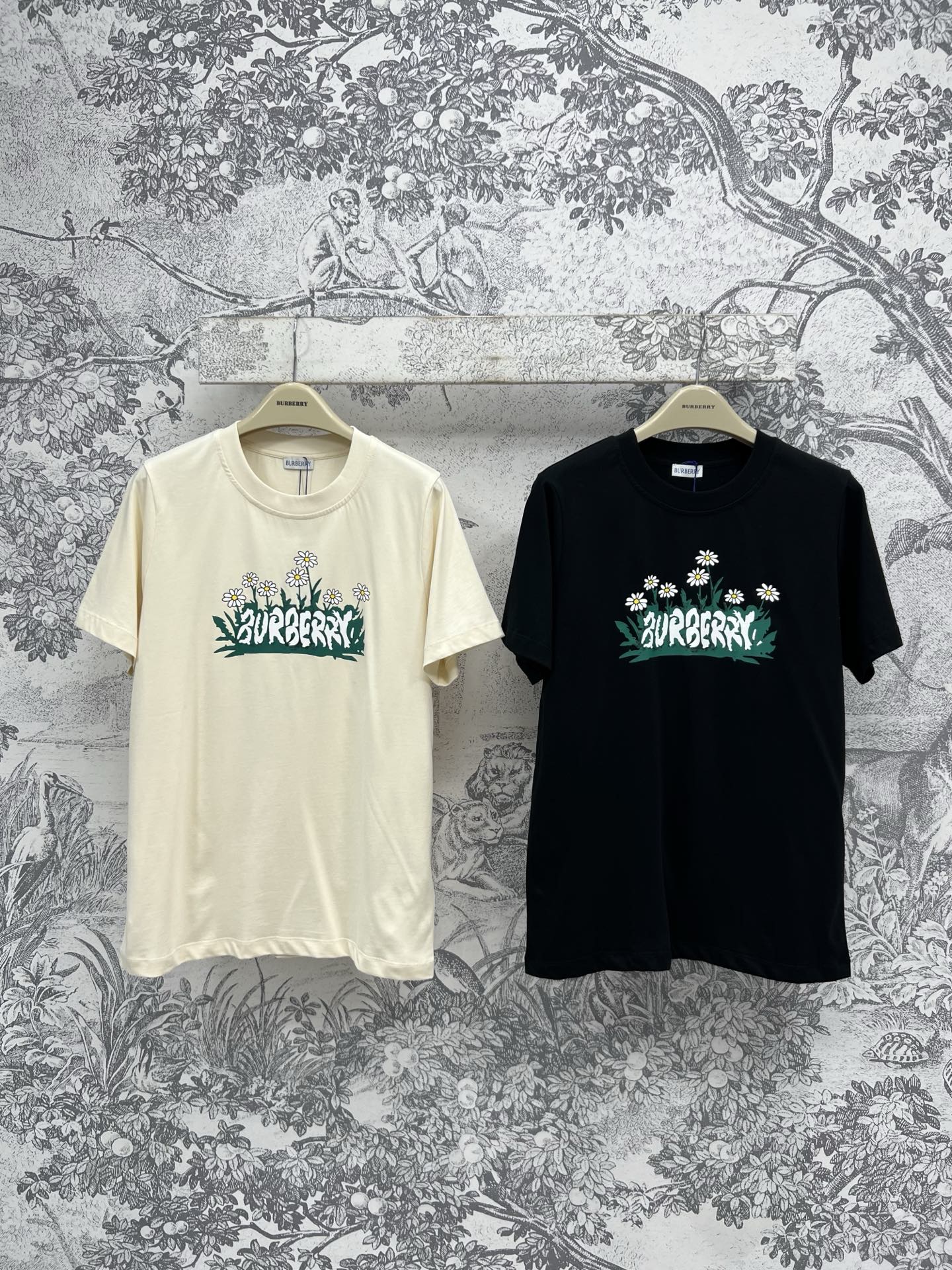 NO:321550,B home 25 spring and summer new logo printed loose short-sleeved T-shirt, daily wear items, classic loose short-sleeved style, versatile upper body, not picky, simple design and classic, one color three codes, SML, T-shirt,tees, t-shirt,alexander wang19860909B家 25春夏新款 logo印花宽松短袖T恤 日常穿搭小单品 经典宽松短袖版型 上身百搭不挑人 简约设计又经典 一色三码 SML,,T-shirt,tees，t-shirt,alexander wang,Women's clothing