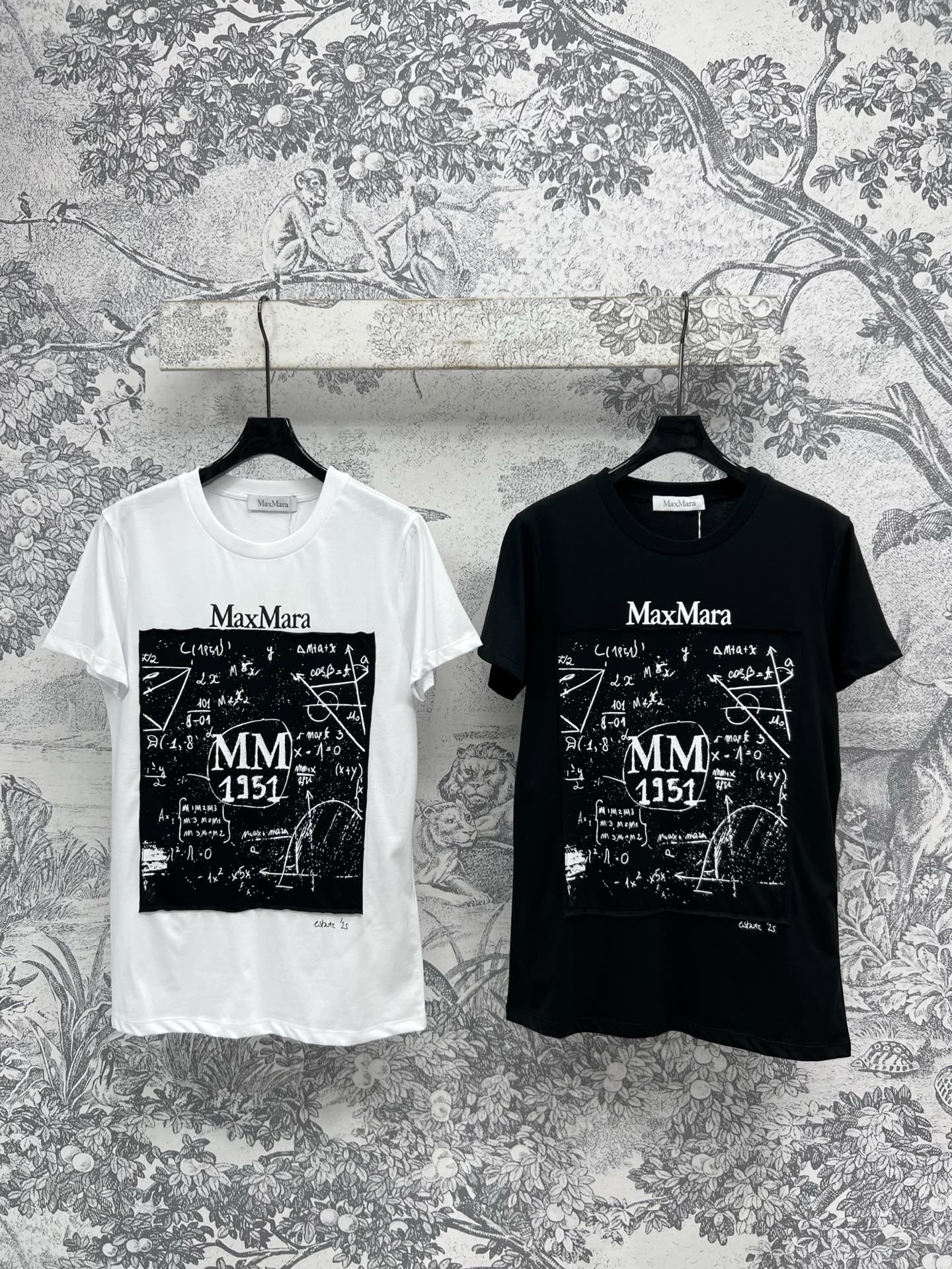 NO:321544,Max 25 spring and summer new style, graffiti letter patch short-sleeved T-shirt, solid color T-shirt with graffiti letter patch logo embellishment, the whole logo is very smooth and simple, classic style T-shirt style, upper body makes it look slim and age-reducing, super easy to match, two colors and three codes SM,, T-shirt,tees, t-shirt,alexander wang19860909Max 25春夏新款 涂鸦字母贴布短袖T恤 纯色T恤搭配涂鸦字母贴布logo点缀 整个标志都非常的流畅简约 经典的款式T恤版型 上身显瘦又减龄 超好搭配 两色三码 SM,,T-shirt,tees，t-shirt,alexander wang,Women's clothing