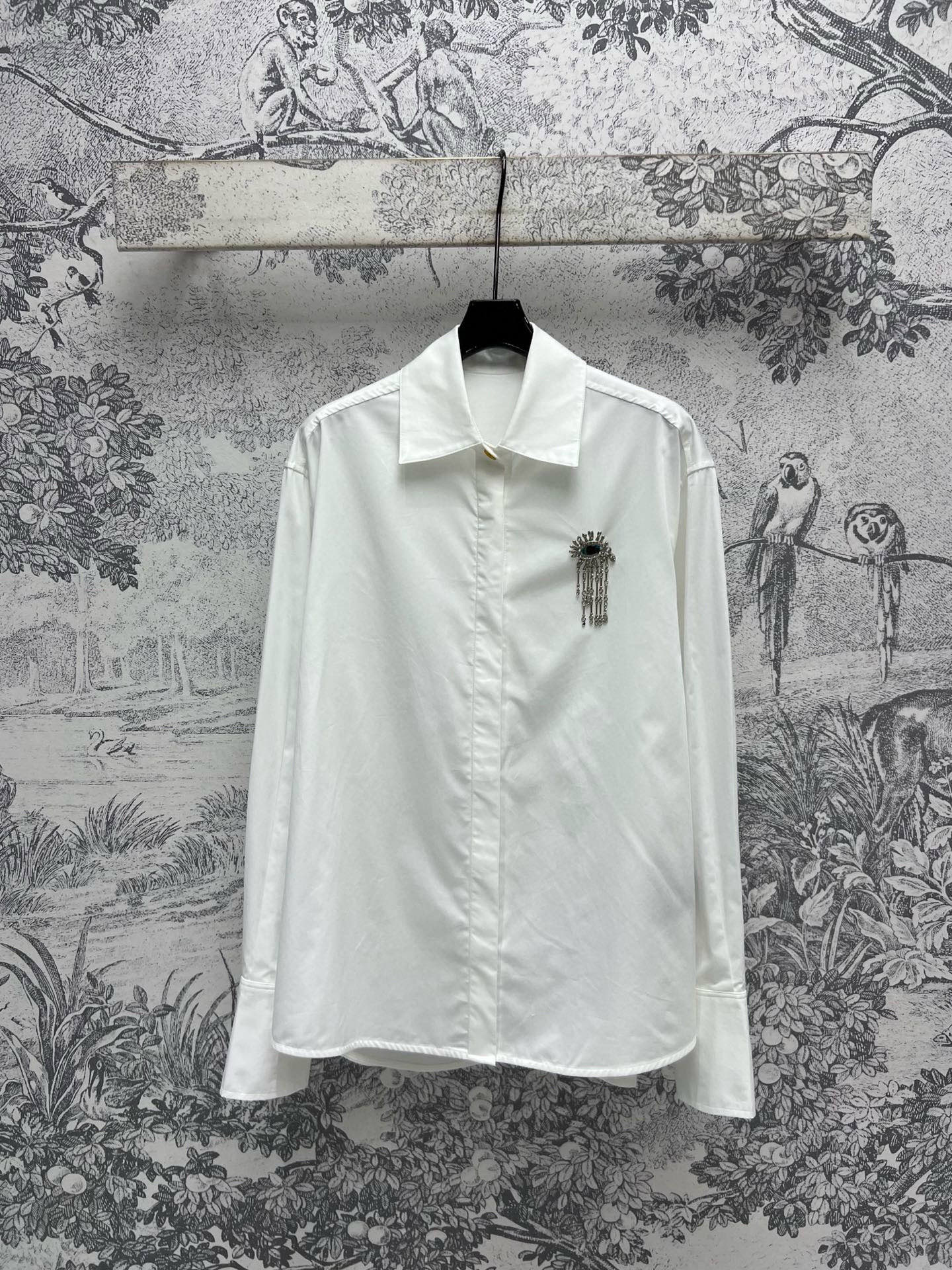 NO:321564,New early spring style, pin decorative shirt, simple and neat design style, very versatile and daily commuting, classic shirts can be worn frequently in all seasons, customized pin embellishment on chest, pure cotton fabric, two colors and three codes, SML, shirts, alexander wang19860909早春新款 别针装饰衬衫 简洁利落的设计风格 非常百搭又日常通勤 经典的衬衫对于四季都能常穿 胸前定制的别针点缀 纯棉面料 两色三码 SML,,shirts,alexander wang,Women's clothing