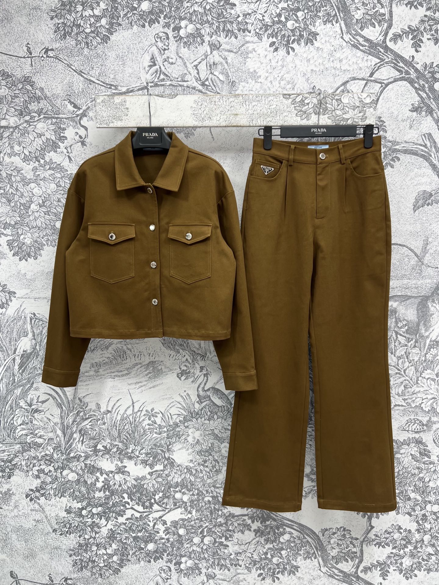 NO:322142,PD Home 25 Early Spring New Cool and Safe Style Denim Set Lapel Short Jacket   High Waist Straight Pants Full of Energy, Youthful and Strong Energetic Style, Youthful and Vibrant Style, It can both reduce age and show off your figure. This is the set. Classic Triangle Decoration. A set of matching. Casual and fashionable style. The first choice for daily dates. Two colors and three codes. SML tops. Pants, dior, jackets & coats, alexander wang.19860909PD家 25早春新款 酷飒休闲范牛仔套装 翻领短款外套 高腰直筒裤 元气满满 青春洋气活力范 既能减龄又可以显身材就是这一套了 经典三角标装饰 建议一套搭配 休闲时髦范 日常约会首选 两色三码 可分开出售 SML 上衣 裤子,,dior,jackets & coats,alexander wang,Women's clothing