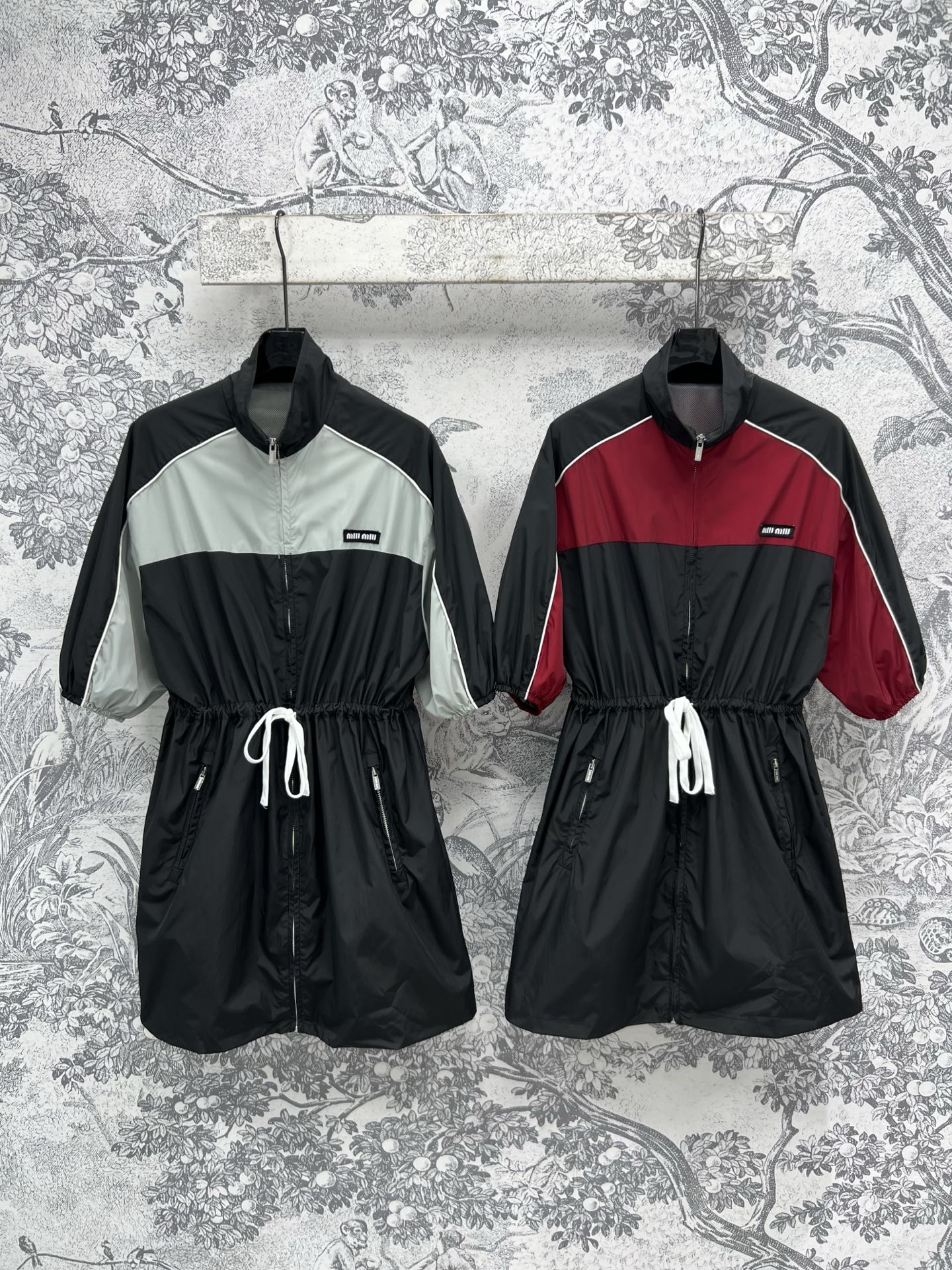 NO:322133,Miu 25 early spring new style, nylon stand-up collar color-blocking dress, stand-up collar drop shoulder design, contrasting color splicing design, visual slimness, drawstring waist slim fit and slim casual and loose style, mesh lining, comfortable and breathable, the upper body is a cool and handsome feeling of age reduction, two colors and three codes SM,,miumiu, skirts, alexander wang19860909Miu 25早春新款 尼龙立领拼色连衣裙 立领落肩设计 衣身撞色拼接设计 视觉显瘦绝绝子 抽绳收腰修身显瘦 休闲宽松版型 网眼里衬 舒适透气 上身就是酷帅十足的减龄感 两色三码 SM,,miumiu,skirts,alexander wang,Women's clothing