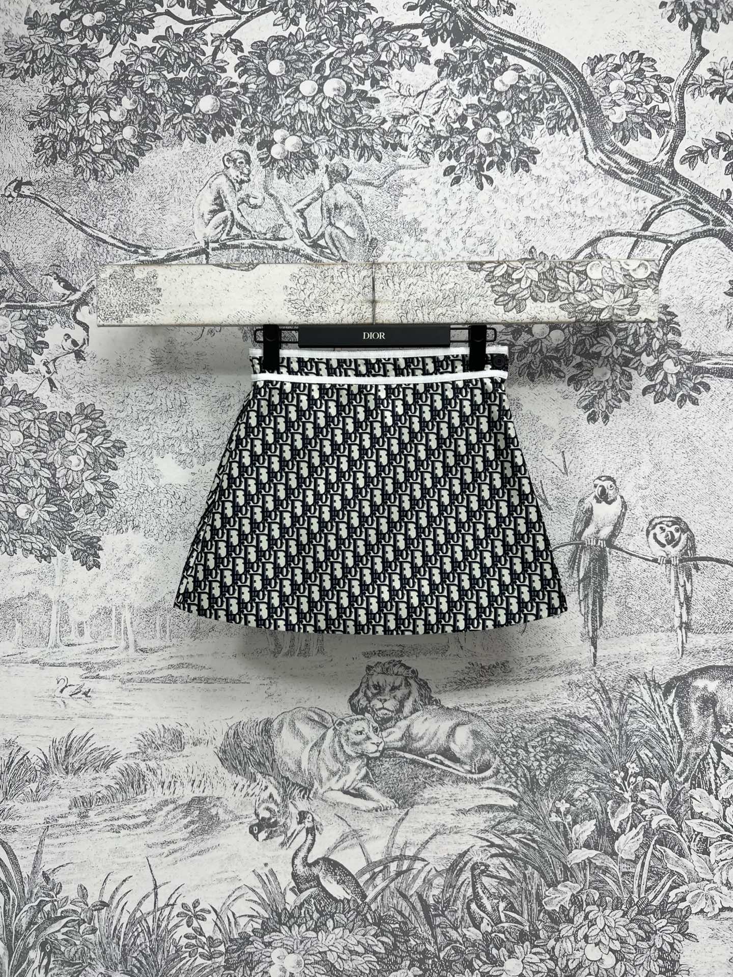 NO:322147,D home 25 early spring new style D letter jacquard series Hooded jacket   webbing skirt   short sleeve dress Simple and high-end feel Classic D letter jacquard highlights the brand's charm The same series looks slim and fashionable. A very practical style for daily wear. One color and three codes SM, dior, skirts, T-shirt, hats, alexander wang19860909D家 25早春新款 D字母提花系列 连帽冲锋衣 织带短裙 短袖连衣裙 简约又有高级感 经典的D字提花彰显品牌魅力 同系列搭配上身显瘦又时髦 日常很实穿的一款 一色三码 SM,,dior,skirts,T-shirt,hats,alexander wang,Women's clothing