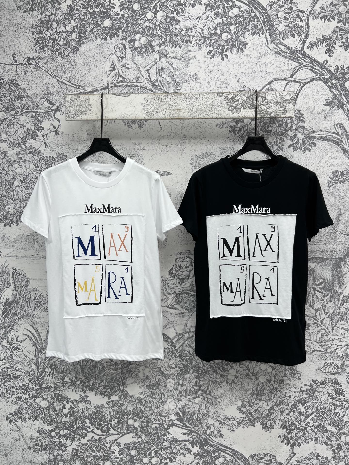 NO:322153,Max 25 spring and summer new style, graffiti letter patch short-sleeved T-shirt, solid color T-shirt with graffiti letter patch logo embellishment, the whole logo is very smooth and simple, classic style T-shirt style, slim and age-reducing, super easy to match, two colors and three codes, SML, T-shirt,tees, t-shirt,alexander wang19860909Max 25春夏新款 涂鸦字母贴布短袖T恤 纯色T恤搭配涂鸦字母贴布logo点缀 整个标志都非常的流畅简约 经典的款式T恤版型 上身显瘦又减龄 超好搭配 两色三码 SML,,T-shirt,tees，t-shirt,alexander wang,Women's clothing