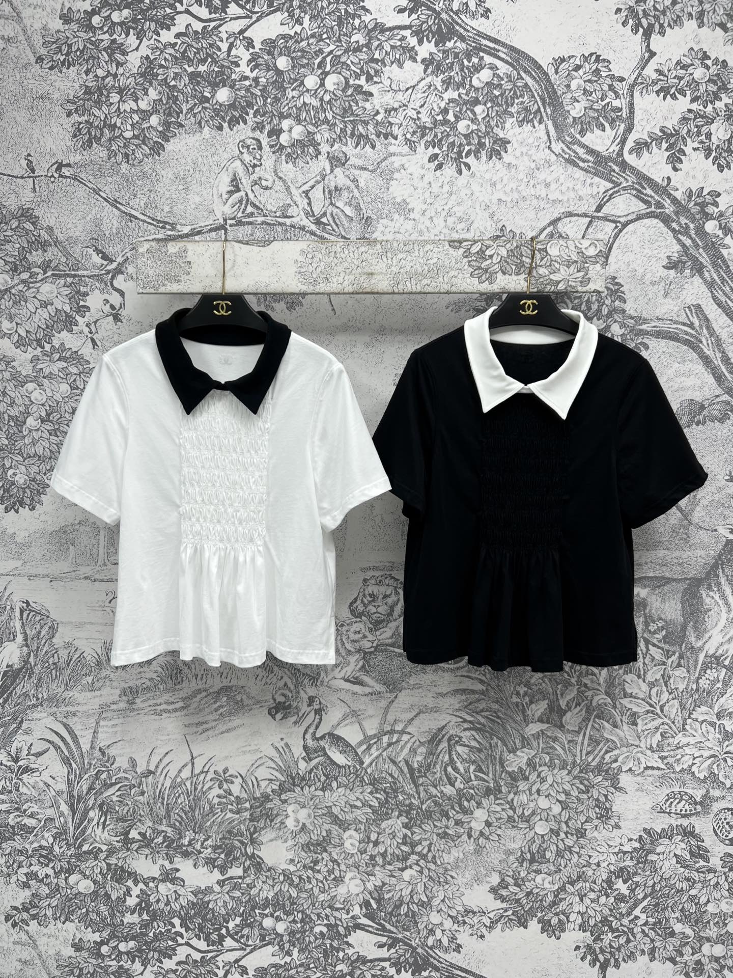 NO:322165,Xiaoxiang style 25 spring and summer new style contrasting lapel short-sleeved top custom elastic craftsmanship short-sleeved loose design umbrella style top body, many ways to wear sexy little fairy, match with skirts of the same series, match with skirts with elegant and retro temperament, essential for vacation, pure cotton fabric, two colors and three codes SML, skirts, T-shirt, alexander wang19860909小香风 25春夏新款 撞色翻领短袖小上衣 定制打揽松紧工艺 短袖宽松设计伞摆版型上身绝绝子 多种穿法妙变性感小仙女 搭配同系列的半裙 搭配半裙上身优雅又复古气质 度假必备呀 纯棉面料 两色三码 SML,,skirts,T-shirt,alexander wang,Women's clothing