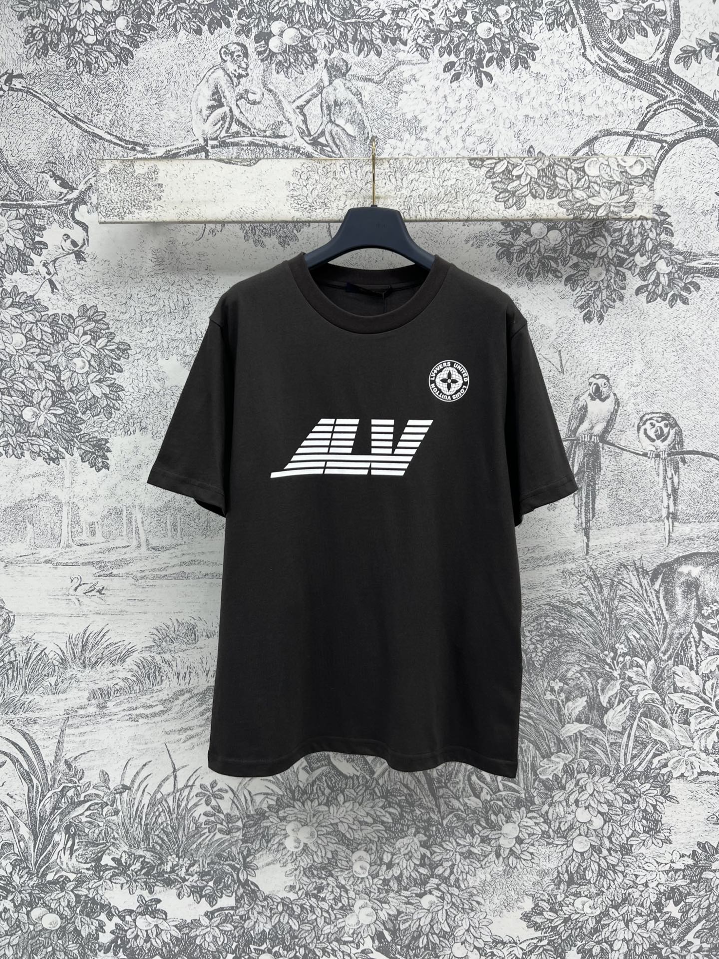 NO:322171,New spring and summer logo pattern printed short-sleeved T-shirt loose style hides flesh to make you look slim. Many trendy people must keep the logo pattern on the chest simple and fashionable. Specific combed pure cotton. One color and three codes. SML, T-shirt,tees, t-shirt,alexander wang19860909春夏新款 logo图案印花短袖T恤 宽松版型 藏肉显瘦 很多潮人必留款 胸前logo图案 简约小时髦 特定精梳纯棉 一色三码 SML,,T-shirt,tees，t-shirt,alexander wang,Women's clothing