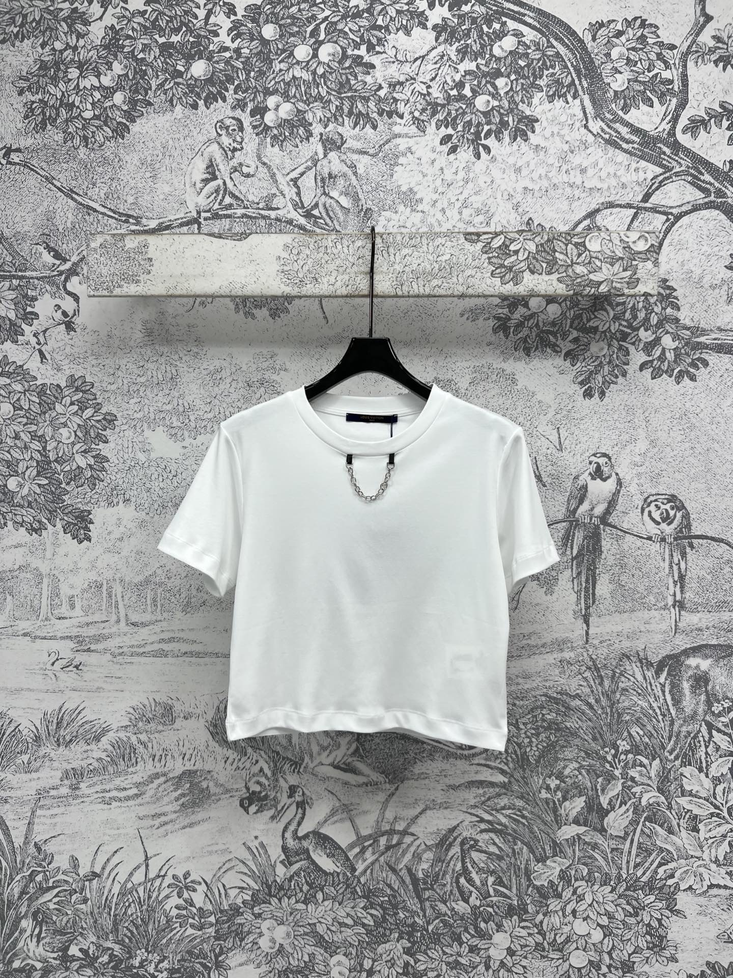 NO:322134,L Home 25 early spring new style, short-sleeved T-shirt with back logo printed back logo, simple solid color on the front, fresh, versatile and fashionable items, back logo printed embellishment, showing the brand's charm, loose body, casual and casual. The short style, easy to divide the body proportions, just match with a skirt, look very good. Fashionable and age-reducing and girlish. Three-code SM,,louis vuitton, skirts, T-shirt,tees, t-shirt,alexander wang19860909L家 25早春新款 后背logo印花短款短袖T恤 前面简约纯色打造清新 百搭时髦单品 后背logo印花点缀 彰显品牌魅力宽松的衣身休闲随性 短款版型上身轻松分割身材比例随便搭配一个半裙就很好看 时髦减龄又少女 一色三码 SM,,louis vuitton,skirts,T-shirt,tees，t-shirt,alexander wang,Women's clothing