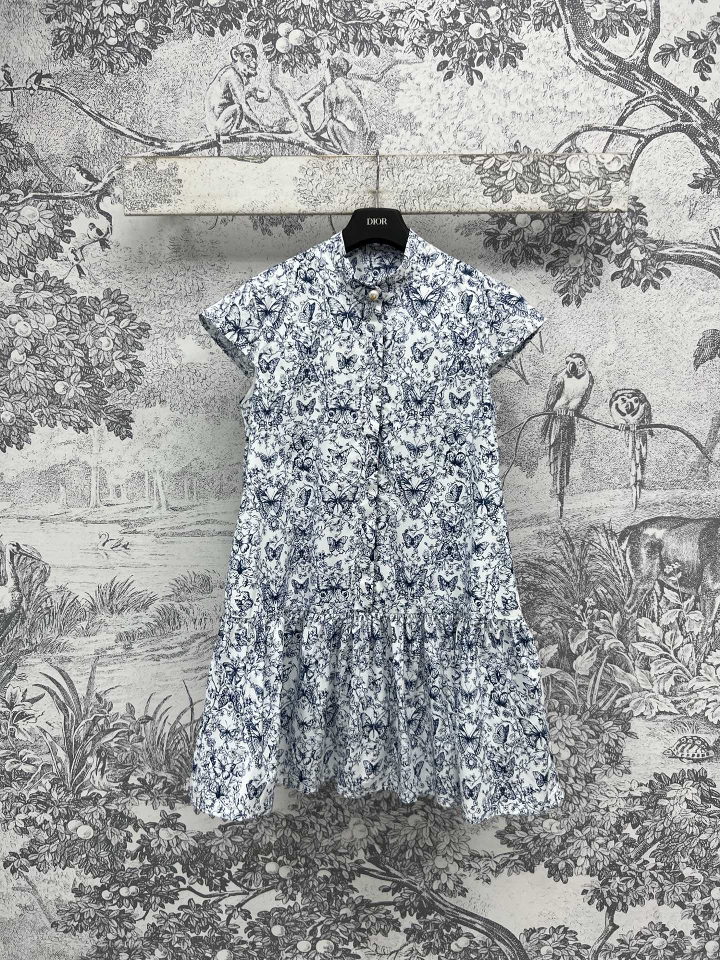 NO:322126,D Home 25 Early Spring New Style Butterfly Flower Print Stand Collar Dress Stand Collar Small Flying Sleeve Design This dress is so well-behaved. The small Flying Sleeve Design playful and age-reducing custom butterfly flower jacquard fabric Classic CD pearl buckle embellishment Low-key and fashionable A whole pure and age-reducing girlish feeling One color three codes SM, dior, skirts, alexander wang19860909D家 25早春新款 蝴蝶花卉印花立领连衣裙 立领小飞袖设计 这件衣服上身也太乖了吧 小飞袖设计俏皮减龄定制蝴蝶花卉提花面料 经典CD珍珠扣点缀 低调时髦 一整个清纯减龄少女感 一色三码 SM,,dior,skirts,alexander wang,Women's clothing