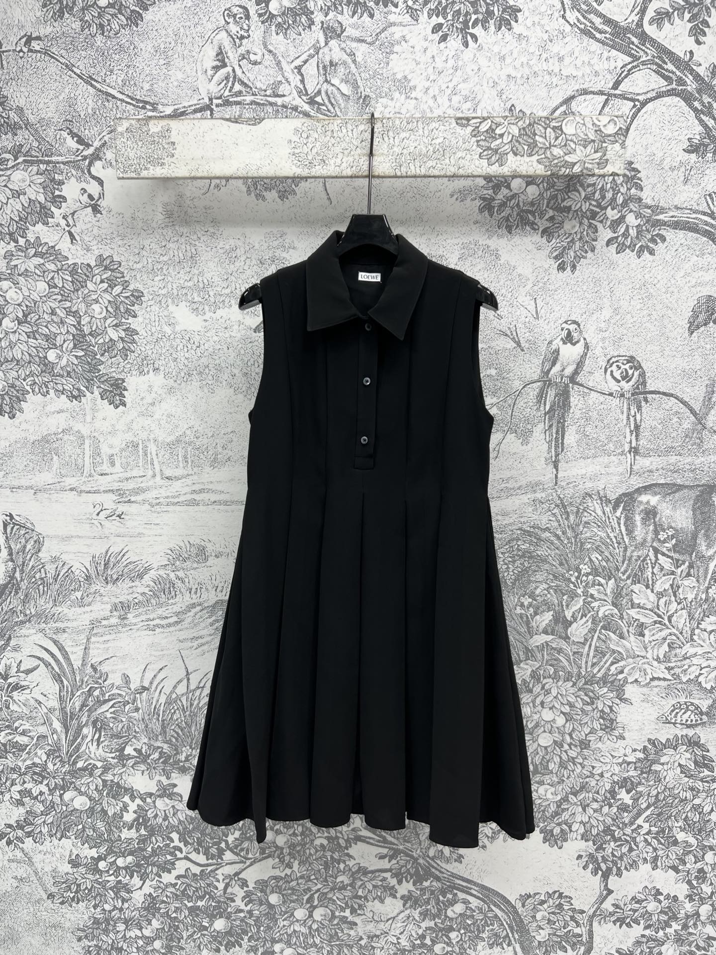 NO:322154,LW Home 25 Spring and Summer New Lapel Sleeveless Pleated Dress Lapel Sleeveless Design is amazing in summer Vest Asian design pleated skirt The upper body is similar to the doll skirt effect, super age-reducing and elegant, straight-tube style covers the flesh and makes you look slim and can handle any figure. It can be sweet or salty and versatile and not picky about people. The upper body is a sweet and lovely age-reducing girl with one color and three sizes SML, skirts, alexander wang19860909LW家 25春夏新款 翻领无袖百褶连衣裙 翻领无袖的设计在夏日简直绝了 背心亚洲设计百褶裙摆 上身类似娃娃裙效果 超级减龄又气质 直筒版型遮肉显瘦任何身材都能驾驭 可甜可咸百搭不挑人 上身就是甜美可人的减龄少女一色三码 SML,,skirts,alexander wang,Women's clothing