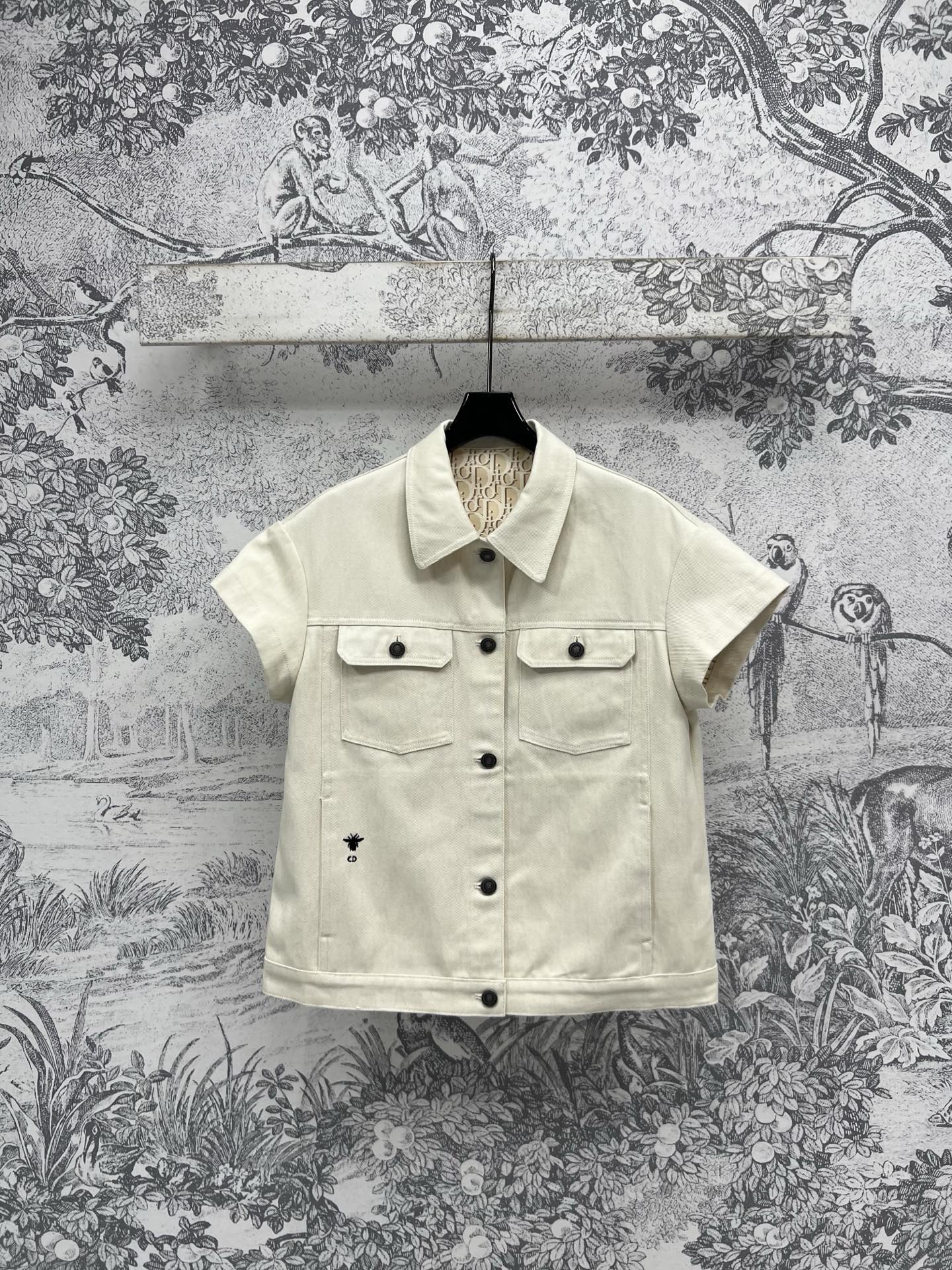 NO:322686,D Home 25 Early Spring New Style White Denim D Letter Jacquard Series Short-sleeved Vest   Lapel Shirt   Hooded Jacket   Short-sleeved D D Letter Jacquard Fabric YB Consistent Fabric Details of Textured Fabric Excellent Texture Textured Logo Hardware Accessories Embellished with a Series of Matches The upper body is cool and fashionable. The short style makes the long legs look cool and cool, and the age-reducing fashionable. One color three codes SML 92,,dior,skirts,jackets & coats,shirts,T-shirts,hats,alexander wang19860909D家 25早春新款 白牛仔D字母提花系列 短袖马甲 翻领衬衫 连帽外套 短袖连衣裙 直筒裤 简约高级的洗水白牛仔定制内D字母提花面料 YB一致的面料细节 富有肌理感的面料质感超赞 开模定制的logo五金配件点缀 一系列搭配 上身酷帅又时髦 短款版型超显大长腿 秒变酷帅减龄时髦精 一色三码 SML 92,,dior,skirts,jackets & coats,shirts,T-shirt,hats,alexander wang,Women's clothing