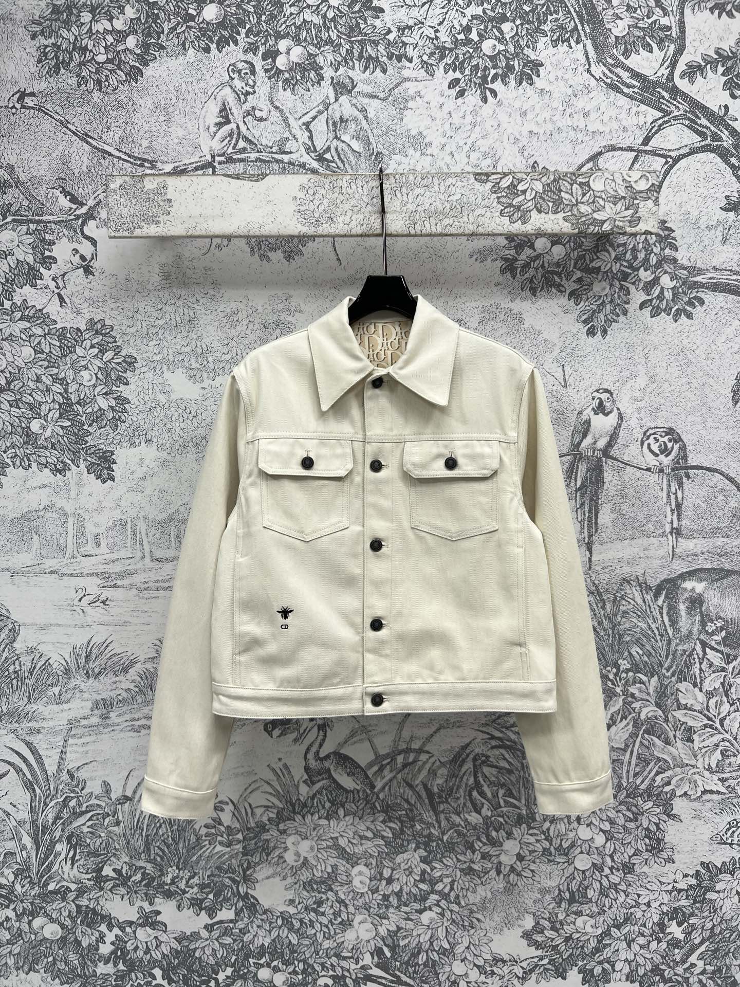 NO:322689,D Home 25 Early Spring New Style White Denim D Letter Jacquard Series Short-sleeved Vest   Lapel Shirt   Hooded Jacket   Short-sleeved D D Letter Jacquard Fabric Simple and High-quality Washing White Denim Customized D Letter Jacquard Fabric YB Consistent Fabric Details Textured Fabric Excellent Texture Textured Logo Hardware Accessories Embellished with Open Mould Customized Logo Hardware Accessories Series Matching The upper body is cool and fashionable The short style makes the long legs look cool and cool in seconds and reduces the age-reducing fashionable style One color three codes SM,,dior, skirts, jackets & coats,shirts,T-shirt,hats,alexander wang19860909D家 25早春新款 白牛仔D字母提花系列 短袖马甲 翻领衬衫 连帽外套 短袖连衣裙 直筒裤 简约高级的洗水白牛仔定制内D字母提花面料 YB一致的面料细节 富有肌理感的面料质感超赞 开模定制的logo五金配件点缀 一系列搭配 上身酷帅又时髦 短款版型超显大长腿 秒变酷帅减龄时髦精 一色三码 SM,,dior,skirts,jackets & coats,shirts,T-shirt,hats,alexander wang,Women's clothing