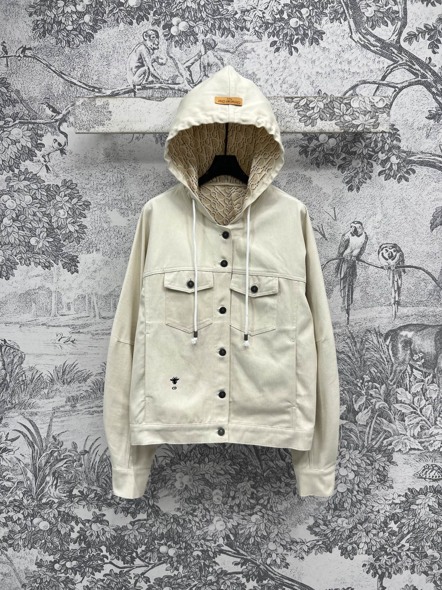 NO:322663,D Home 25 Early Spring New Style White Denim D Letter Jacquard Series Short-sleeved Vest   Lapel Shirt   Hooded Jacket   Short-sleeved D D Letter Jacquard Fabric Simple and High-quality Washing White Denim Customized D Letter Jacquard Fabric YB Consistent Fabric Details Textured Fabric Excellent Texture Textured Logo Hardware Accessories Embellished with Open Mould Customized Logo Hardware Accessories Series Matching The upper body is cool and fashionable The short style makes the long legs look cool and cool in seconds and reduces the age-reducing fashionable essence One color three codes SML,,dior, skirts, jackets & coats,shirts,T-shirt,hats,alexander wang19860909D家 25早春新款 白牛仔D字母提花系列 短袖马甲 翻领衬衫 连帽外套 短袖连衣裙 直筒裤 简约高级的洗水白牛仔定制内D字母提花面料 YB一致的面料细节 富有肌理感的面料质感超赞 开模定制的logo五金配件点缀 一系列搭配 上身酷帅又时髦 短款版型超显大长腿 秒变酷帅减龄时髦精 一色三码 SML,,dior,skirts,jackets & coats,shirts,T-shirt,hats,alexander wang,Women's clothing