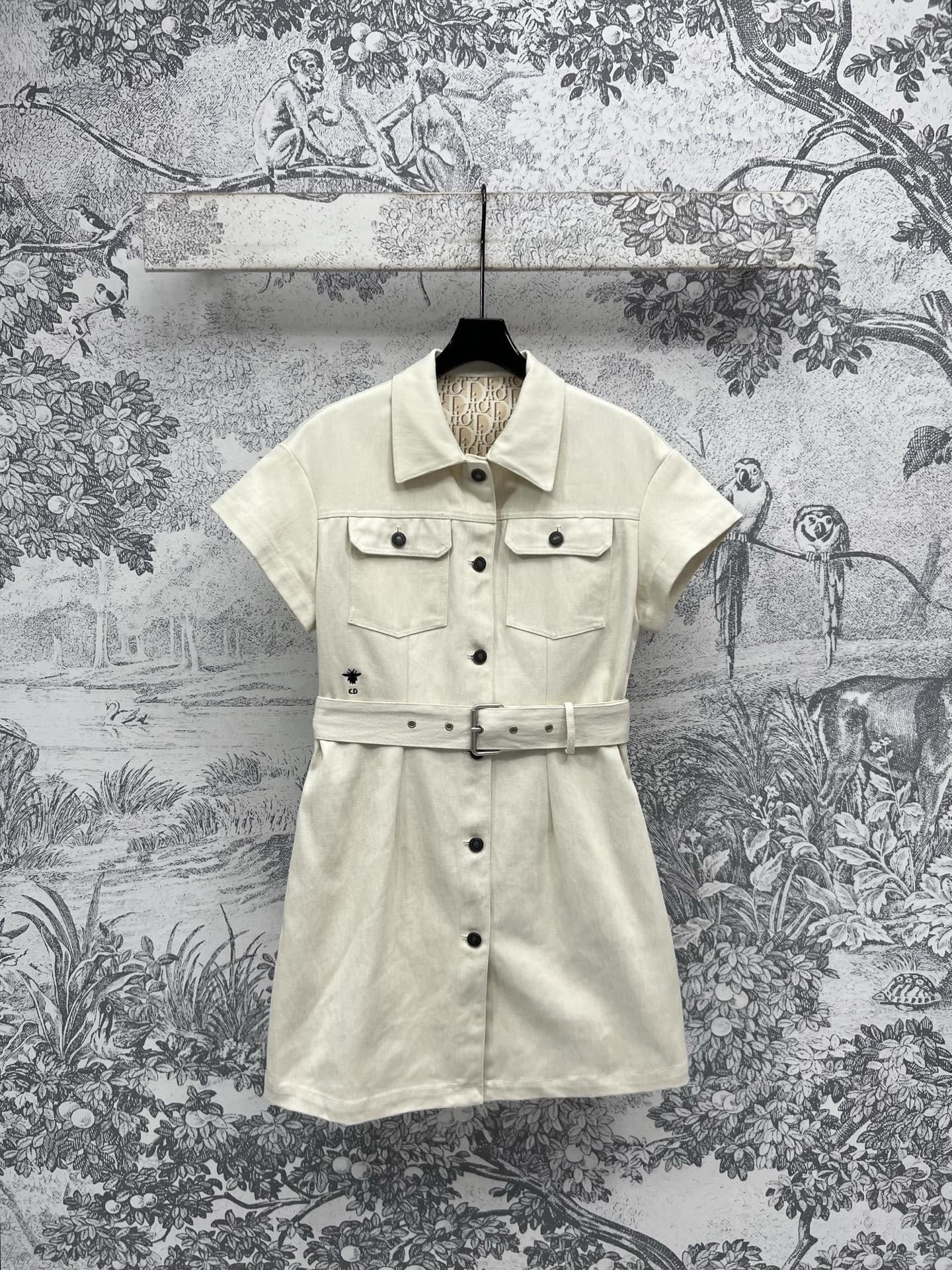 NO:322666,D Home 25 Early Spring New Style White Denim D Letter Jacquard Series Short-sleeved Vest   Lapel Shirt   Hooded Jacket   Short-sleeved D D Letter Jacquard Fabric Simple and High-quality Washing White Denim Customized D Letter Jacquard Fabric YB Consistent Fabric Details Textured Fabric Excellent Texture Textured Logo Hardware Accessories Embellished with Open Module Customized Logo Hardware Accessories Series Matching The upper body is cool and fashionable The short style makes the long legs look cool and cool in seconds and reduces the age-reducing fashionable essence One color three codes SML 9,,dior,skirts,jackets & coats,shirts,T-shirts,hats,alexander wang19860909D家 25早春新款 白牛仔D字母提花系列 短袖马甲 翻领衬衫 连帽外套 短袖连衣裙 直筒裤 简约高级的洗水白牛仔定制内D字母提花面料 YB一致的面料细节 富有肌理感的面料质感超赞 开模定制的logo五金配件点缀 一系列搭配 上身酷帅又时髦 短款版型超显大长腿 秒变酷帅减龄时髦精 一色三码 SML 9,,dior,skirts,jackets & coats,shirts,T-shirt,hats,alexander wang,Women's clothing