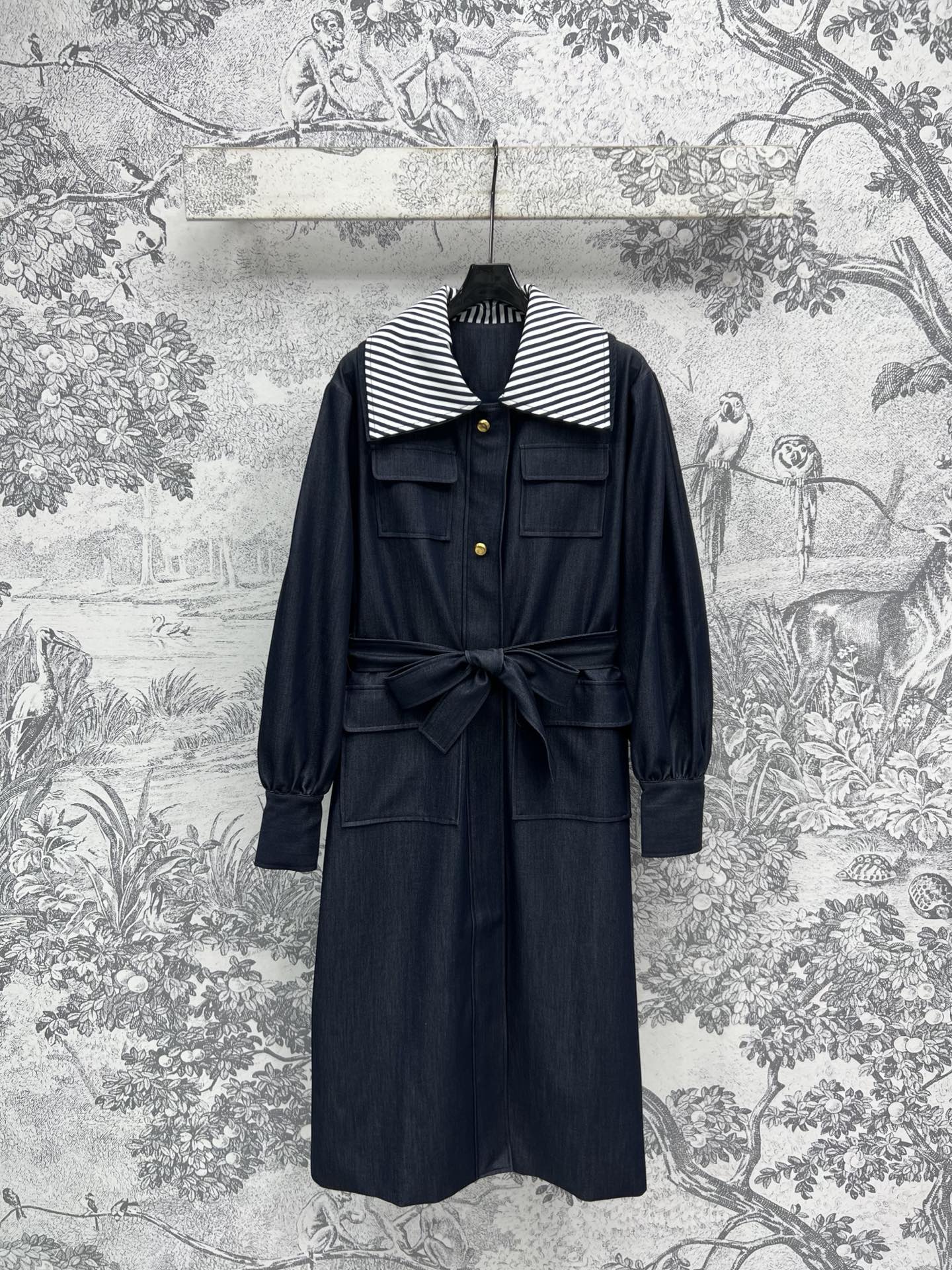 NO:322675,New early spring style, fake two-piece spliced ​​striped series, lapel short jacket   short skirt   wide-leg pants   lapel long-sleeved dress, simple and minimalist design, striped lapel shirt spliced ​​silhouette suit jacket, high-quality fabric, excellent texture, generous and stylish, A and cool, with a fashionable and powerful style, straight H-shaped style, easy to control any body shape, a series of matching is very recommended, whether in the workplace or daily shopping, one color, three codes SML 9,, skirts, jackets & coats,shirts, business suit, alexander wang19860909早春新款 假两件拼接条纹系列 翻领短款外套 短裙 阔腿裤 翻领长袖连衣裙 简约极简设计 条纹翻领衬衫拼接廓形西装外套 采用高质量面料 质感超赞又挺阔有型 又A又飒 自带时髦御姐范 直筒H版型任何身材都好驾驭 一系列搭配不管是职场还是日常逛街都非常推荐 一色三码 SML 9,,skirts,jackets & coats,shirts,business suit,alexander wang,Women's clothing