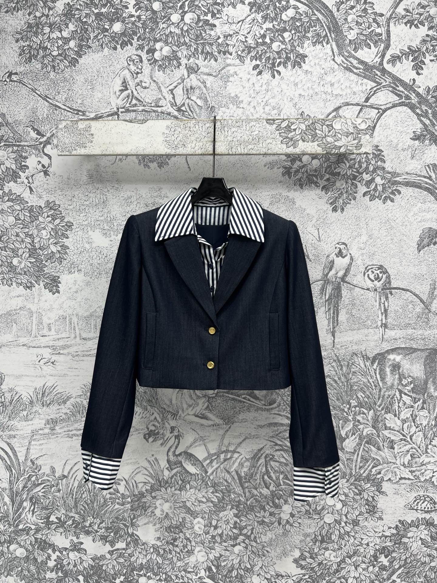 NO:322678,New early spring style, fake two-piece spliced ​​striped series, lapel short jacket   short skirt   wide-leg pants   lapel long-sleeved dress, simple and minimalist design, striped lapel shirt spliced ​​silhouette suit jacket, high-quality fabric, excellent texture, generous and stylish, A and cool, with a fashionable and powerful style, straight H-shaped style, easy to control any body shape, a series of matching is very recommended, whether in the workplace or daily shopping, one color, three codes SML,, skirts, jackets & coats,shirts, business suit, alexander wang19860909早春新款 假两件拼接条纹系列 翻领短款外套 短裙 阔腿裤 翻领长袖连衣裙 简约极简设计 条纹翻领衬衫拼接廓形西装外套 采用高质量面料 质感超赞又挺阔有型 又A又飒 自带时髦御姐范 直筒H版型任何身材都好驾驭 一系列搭配不管是职场还是日常逛街都非常推荐 一色三码 SML,,skirts,jackets & coats,shirts,business suit,alexander wang,Women's clothing