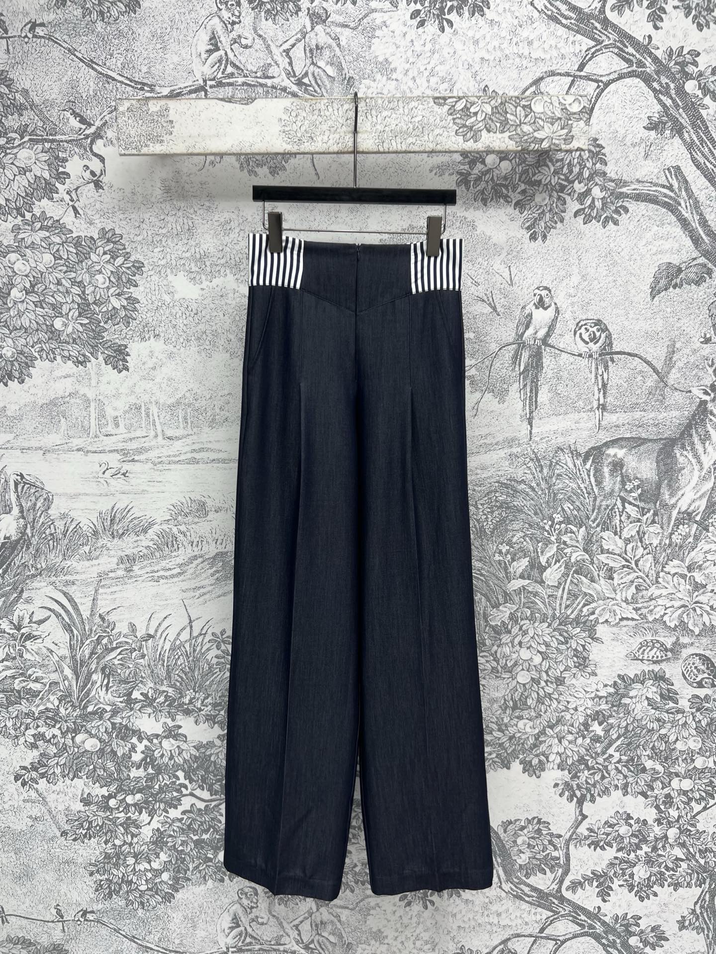 NO:322681,New early spring style, fake two-piece spliced ​​striped series, lapel short jacket   short skirt   wide-leg pants   lapel long-sleeved dress, simple and minimalist design, striped lapel shirt spliced ​​silhouette suit jacket, high-quality fabric, excellent texture, generous and stylish, A and cool, with a fashionable and powerful style, straight H-shaped style, easy to control any body shape, a series of matching is very recommended, whether in the workplace or daily shopping, one color, three codes SML,, skirts, jackets & coats,shirts, business suit, alexander wang19860909早春新款 假两件拼接条纹系列 翻领短款外套 短裙 阔腿裤 翻领长袖连衣裙 简约极简设计 条纹翻领衬衫拼接廓形西装外套 采用高质量面料 质感超赞又挺阔有型 又A又飒 自带时髦御姐范 直筒H版型任何身材都好驾驭 一系列搭配不管是职场还是日常逛街都非常推荐 一色三码 SML,,skirts,jackets & coats,shirts,business suit,alexander wang,Women's clothing