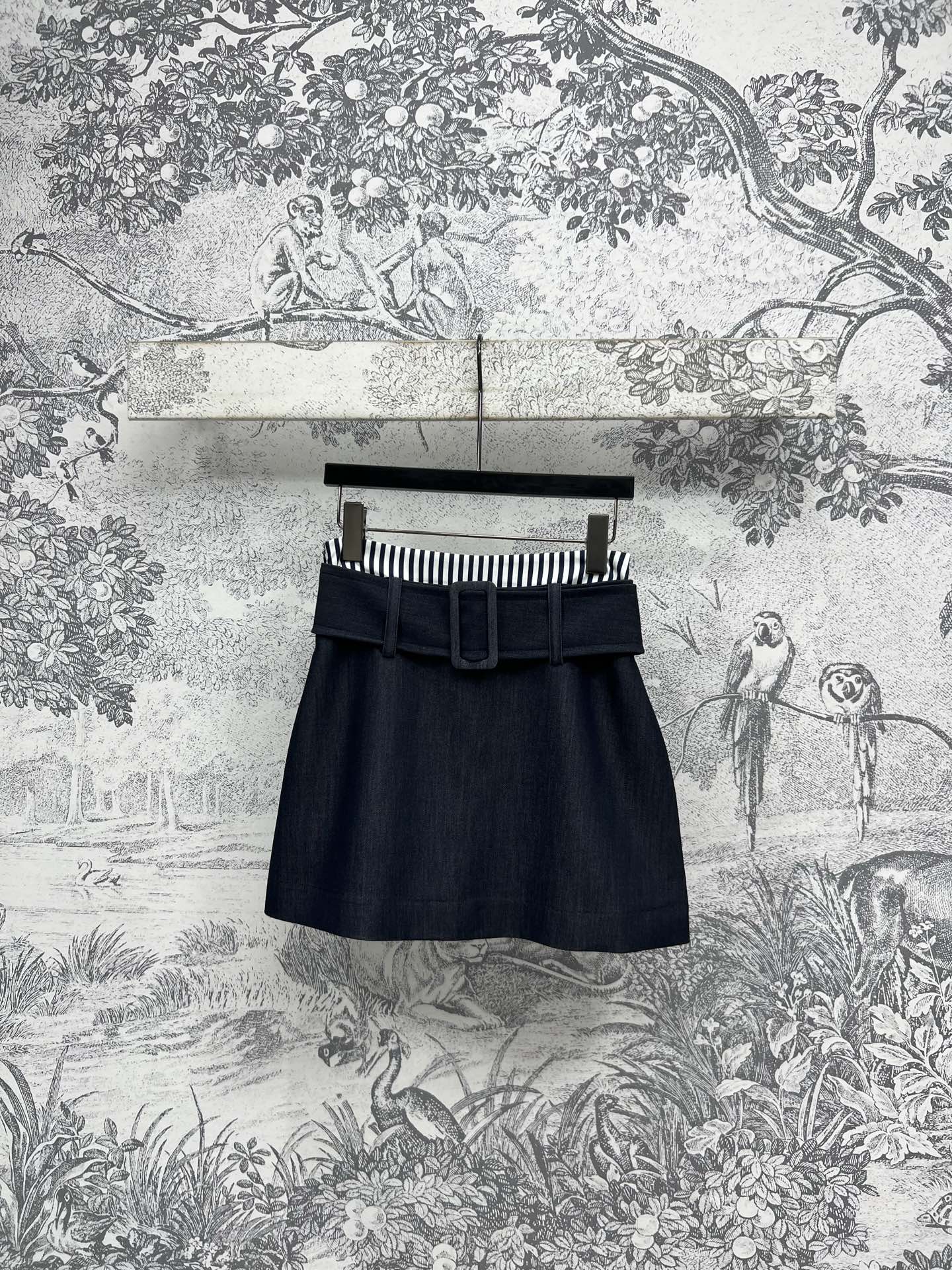 NO:322684,New early spring style, fake two-piece spliced ​​striped series, lapel short jacket   short skirt   wide-leg pants   lapel long-sleeved dress, simple and minimalist design, striped lapel shirt spliced ​​silhouette suit jacket, high-quality fabric, excellent texture, generous and stylish, A and cool, with a fashionable and powerful style, straight H-shaped style, easy to control any body shape, a series of matching is very recommended, whether in the workplace or daily shopping, one color, three codes SML,, skirts, jackets & coats,shirts, business suit, alexander wang19860909早春新款 假两件拼接条纹系列 翻领短款外套 短裙 阔腿裤 翻领长袖连衣裙 简约极简设计 条纹翻领衬衫拼接廓形西装外套 采用高质量面料 质感超赞又挺阔有型 又A又飒 自带时髦御姐范 直筒H版型任何身材都好驾驭 一系列搭配不管是职场还是日常逛街都非常推荐 一色三码 SML,,skirts,jackets & coats,shirts,business suit,alexander wang,Women's clothing