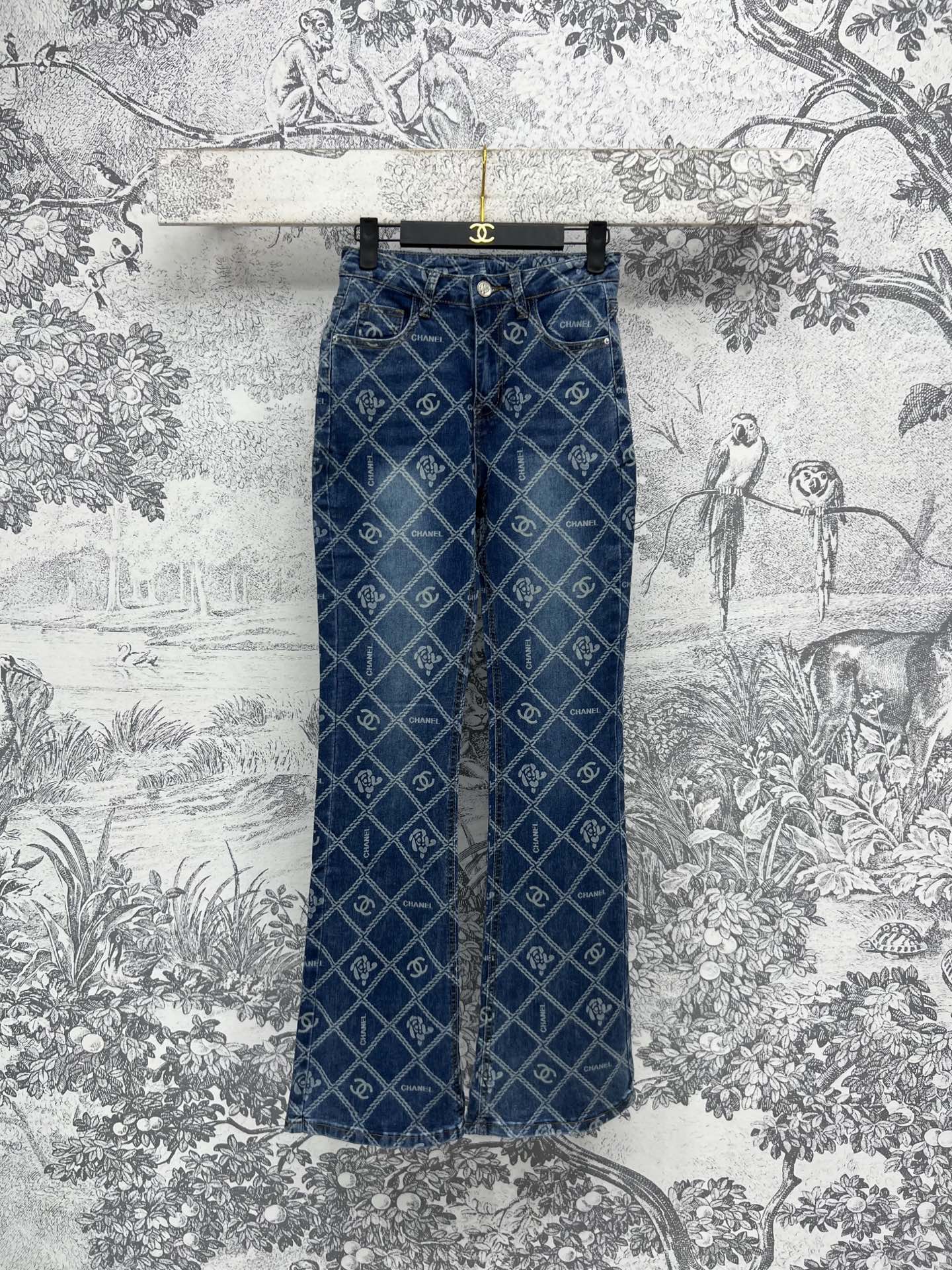 NO:322693,Xiaoxiang 25 early spring new style plaid camellia jacquard jeans, full of high-end feel, straight-leg version, huge slim, can be used for any body, imported denim pure cotton fabric, excellent texture, delicate, soft, skin-friendly and comfortable, a must-have for daily leisure, any combination looks good, one color, three sizes S, jeans, alexander wang19860909小香 25早春新款 格子山茶花提花牛仔裤 高级感满满直筒版型巨显瘦 任何身材都可驾驭 进口牛仔纯棉面料 质感超赞 细腻柔软上身亲肤舒适 日常休闲必备 随便搭配都很好看 一色三码 S,,jeans,alexander wang,Women's clothing