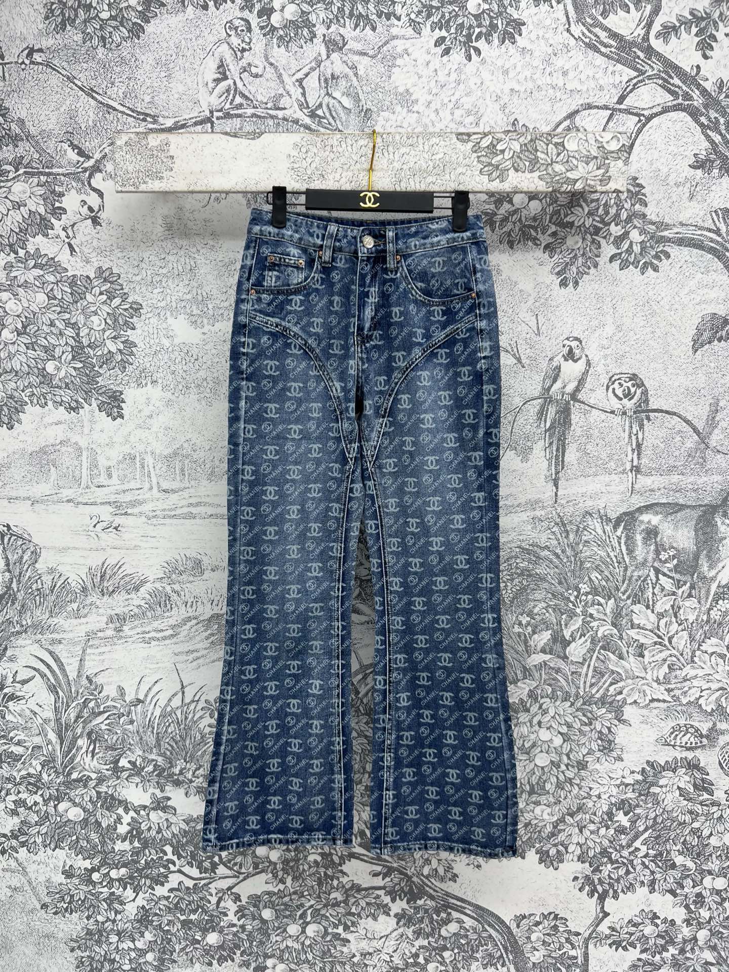 NO:322690,Xiaoxiang style 25 early spring new logo jacquard slim jeans slim straight-fitting style, slim and slim and long legs, versatile classic style, classic double C logo jacquard design embellishment, fashionable and eye-catching, pure cotton denim fabric is soft and comfortable, and it looks very good when you match it, one color and three codes SML, jeans, alexander wang19860909小香风 25早春新款 logo提花修身牛仔裤 修身直筒版型 显瘦遮肉显腿长 百搭经典款 经典双C标志提花设计点缀 时髦又吸睛 纯棉牛仔面料上身柔软舒适 随便搭配都很好看一色三码 SML,,jeans,alexander wang,Women's clothing