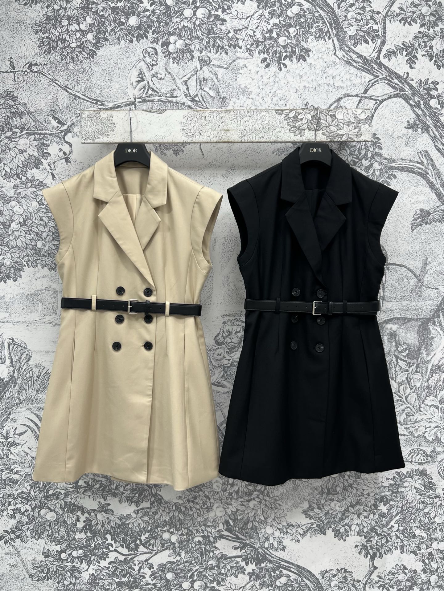 NO:322697,D Home 25 early spring new style, double-breasted sleeveless suit vest dress, mid-length slim fit, custom-made belt at waist, simple and versatile and high-end, commuting and going out, daily elegance is absolutely eye-catching and showing temperament, with a sense of mature and confident, two colors and three codes, SML,,dior, skirts, business suit, alexander wang19860909D家 25早春新款 双排扣无袖西装马甲连衣裙 中长款修身版型 腰间定制的腰带搭配 上身简约又百搭高级 通勤出街都可 日常优雅都妥妥吸睛显气质 自带轻熟自信感 两色三码 SML,,dior,skirts,business suit,alexander wang,Women's clothing