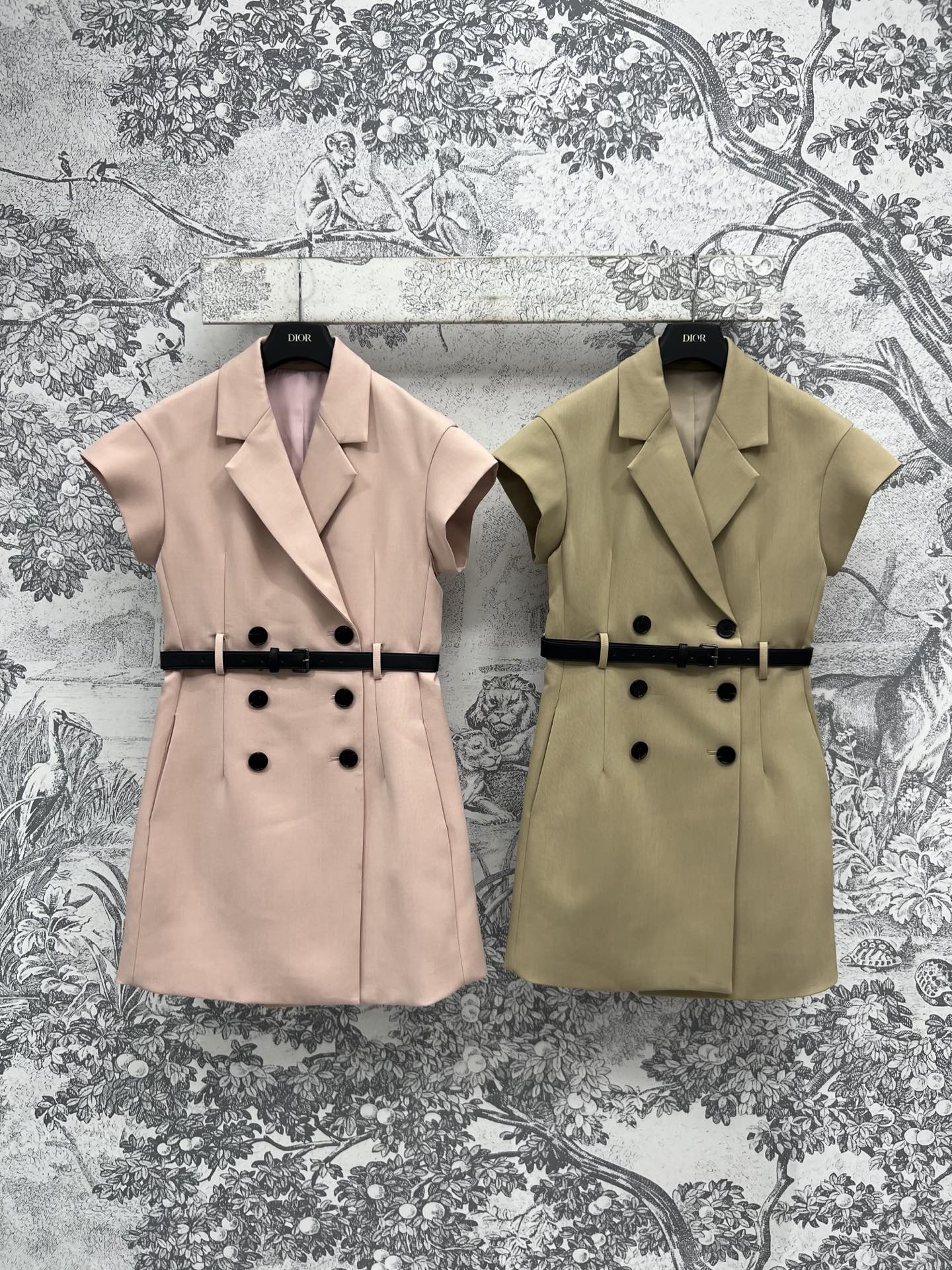 NO:322701,D Home 25 early spring new style, double-breasted small flying sleeves suit vest dress, mid-length slim fit, custom-made belt at waist, simple and versatile and high-end, commuting and going out, daily elegance is absolutely eye-catching and elegant, with a sense of mature and confident, two colors and three codes, SML,,dior, skirts, business suit, alexander wang19860909D家 25早春新款 双排扣小飞袖西装马甲连衣裙 中长款修身版型 腰间定制的腰带搭配 上身简约又百搭高级 通勤出街都可 日常优雅都妥妥吸睛显气质 自带轻熟自信感 两色三码 SML,,dior,skirts,business suit,alexander wang,Women's clothing