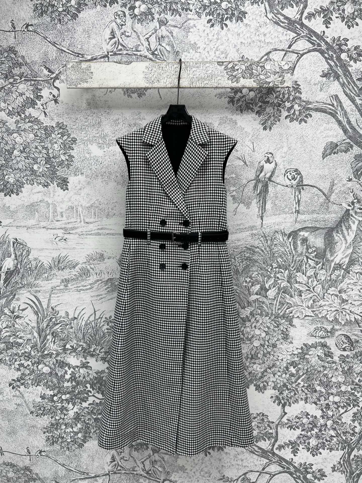 NO:322705,D Home 25 Early Spring New Houndstooth check suit collar sleeveless dress The fabric is textured houndstooth check classic logo double-breasted design waist leather belt matching very delicate style slim-fitting but not tight-fitting for waist, so there is no limit on the figure. Daily commuting is also good. One color three-code SML 9,,dior,skirts,business suit,alexander wang19860909D家 25早春新款 千鸟格纹西装领无袖连衣裙 面料是纹理感的千鸟格纹 经典logo双排扣设计 腰间皮革腰带搭配 非常精致 版型修身剪裁但不是掐腰的紧身 所以对身材没什么限制 日常通勤也不错 一色三码 SML 9,,dior,skirts,business suit,alexander wang,Women's clothing