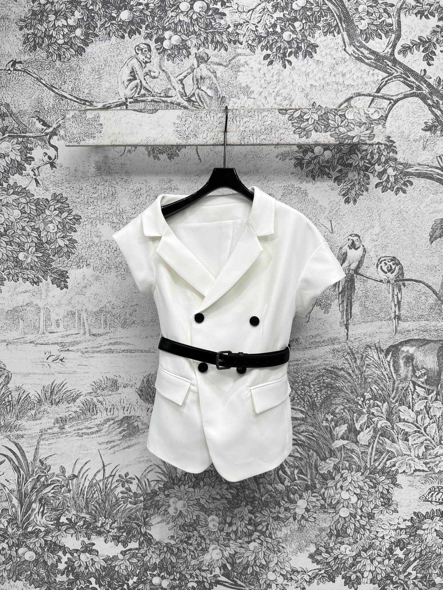 NO:322696,D Home 25 Early Spring New Asymmetrical Short-sleeved Top   Suit Jacket   Wide Leg Pants   Suit Collar Short-sleeved Dress Equipped with Leather Belt Waist Clothes Customized Logo Double Breast Bowl Decoration Decorative Details Full of High-end Textures A series of matching top body to make it look slim and fashionable, and it is not inferior to important occasions. Recommended for daily commuting on the streets in three colors SML,,dior, skirts, jackets & coats,T-shirt,business suit,alexander wang19860909D家 25早春新款 不对称短袖上衣 西装外套 阔腿裤 西装领短袖连衣裙 配有皮革腰带收腰 定制logo双排扣饰装饰细节满满的高级质感 一系列搭配上身显瘦又时髦 重要场合也毫不逊色 日常出街通勤推荐一色三码 SML,,dior,skirts,jackets & coats,T-shirt,business suit,alexander wang,Women's clothing