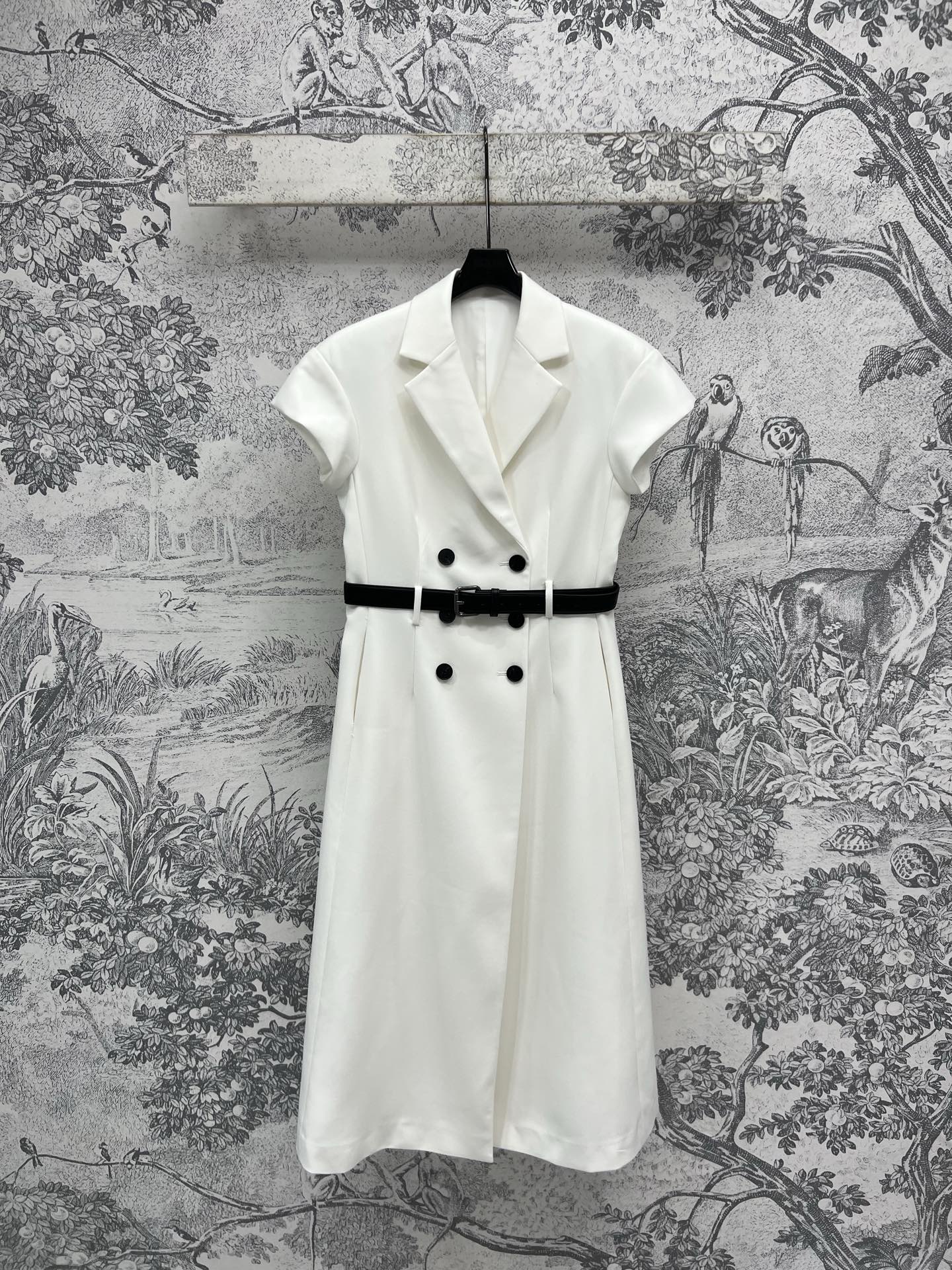 NO:322709,D Home 25 Early Spring New Style Asymmetrical Short-sleeved Top   Suit Jacket   Wide Leg Pants   Suit Collar Short-sleeved Dress Equipped with Leather Belt Waist Closing Custom logo Double-breasted Decoration Decorative Details Full of High-end Texture A series of matching top body to make it look slim and fashionable, and it is not inferior to important occasions. Recommended for daily commuting on the street, Dior, Skirts, Jackets & Coats, T-shirt, business suit, alexander wang19860909D家 25早春新款 不对称短袖上衣 西装外套 阔腿裤 西装领短袖连衣裙 配有皮革腰带收腰 定制logo双排扣饰装饰细节满满的高级质感 一系列搭配上身显瘦又时髦 重要场合也毫不逊色 日常出街通勤推荐一色三码,,dior,skirts,jackets & coats,T-shirt,business suit,alexander wang,Women's clothing