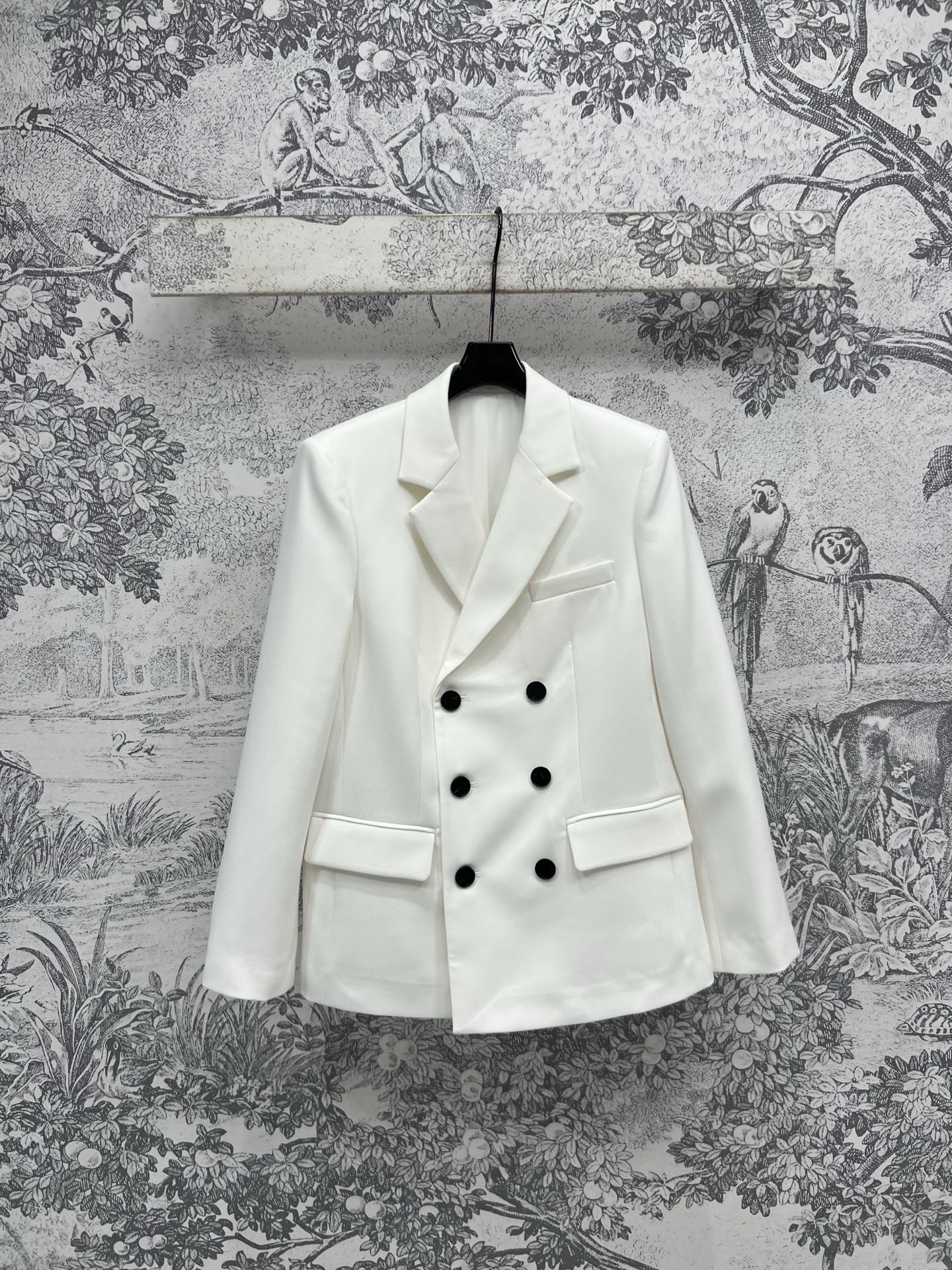 NO:322700,D Home 25 Early Spring New Asymmetrical Short-sleeved Top   Suit Jacket   Wide Leg Pants   Suit Collar Short-sleeved Dress Equipped with Leather Belt Waist Clothes Customized Logo Double Breast Bowl Decoration Decorative Details Full of High-end Textures A series of matching top body to make it look slim and fashionable, and it is not inferior to important occasions. Recommended for daily commuting on the streets in three colors SML,,dior, skirts, jackets & coats,T-shirt,business suit,alexander wang19860909D家 25早春新款 不对称短袖上衣 西装外套 阔腿裤 西装领短袖连衣裙 配有皮革腰带收腰 定制logo双排扣饰装饰细节满满的高级质感 一系列搭配上身显瘦又时髦 重要场合也毫不逊色 日常出街通勤推荐一色三码 SML,,dior,skirts,jackets & coats,T-shirt,business suit,alexander wang,Women's clothing