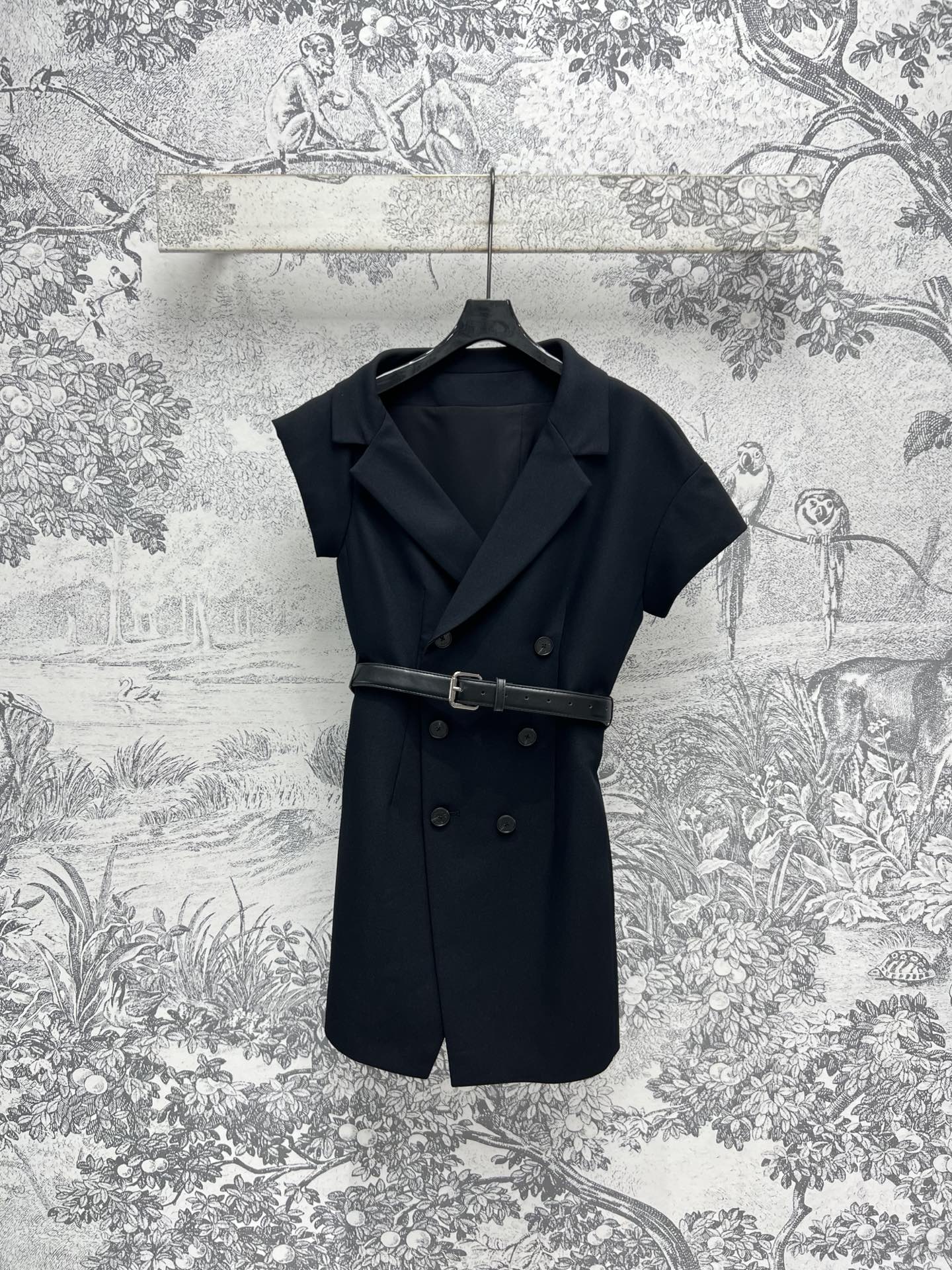 NO:322704,D Home 25 early spring new style, asymmetric short-sleeved dress, dark blue asymmetrical off-shoulder design, equipped with leather belt waist-hugging, custom logo double-breasted decoration, high-end texture full of details, slim and fashionable upper body, not inferior in important occasions, recommended for daily commuting, one color and three codes SML,,dior, skirts, T-shirt, alexander wang19860909D家 25早春新款 不对称短袖连衣裙 深蓝色不对称露肩设计 配有皮革腰带收腰 定制logo双排扣饰装饰细节满满的高级质感 上身显瘦又时髦 重要场合也毫不逊色 日常出街通勤推荐一色三码 SML,,dior,skirts,T-shirt,alexander wang,Women's clothing