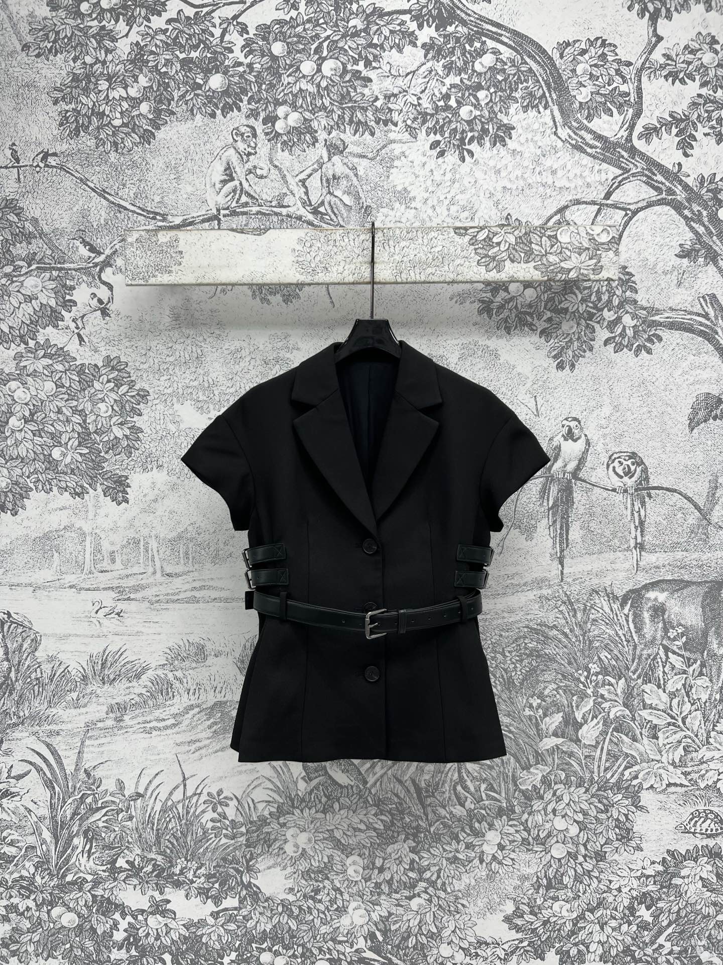 NO:322706,D Home 25 Early Spring New Style Leather Decorated Short-Sleeve Top   Patch Skirt Classic Suit Collar Short-Sleeve Short-Sleeve Top High and Fashionable Leather Buttons Decorated on both sides of the waist are cool and stylish, age-reducing and high-end A series of matching tops are super good-looking, easy to cover the flesh and make you look slimming, perfectly divided body proportions, important occasions are not inferior, temperament is up cool and handsome, versatile and not picky, one color three-digit SML,,dior, skirts, T-shirt, business suit, alexander wang19860909D家 25早春新款 皮革装饰短袖上衣 搭片半身裙 经典西装领短袖短款上衣 高级又时髦 腰间两侧皮扣装饰酷飒有型 减龄又高级 一系列搭配上身超级好看 轻松遮肉显瘦 完美分割身材比例 重要场合也毫不逊色 气质up又酷又帅 百搭不挑人 一色三码 SML,,dior,skirts,T-shirt,business suit,alexander wang,Women's clothing