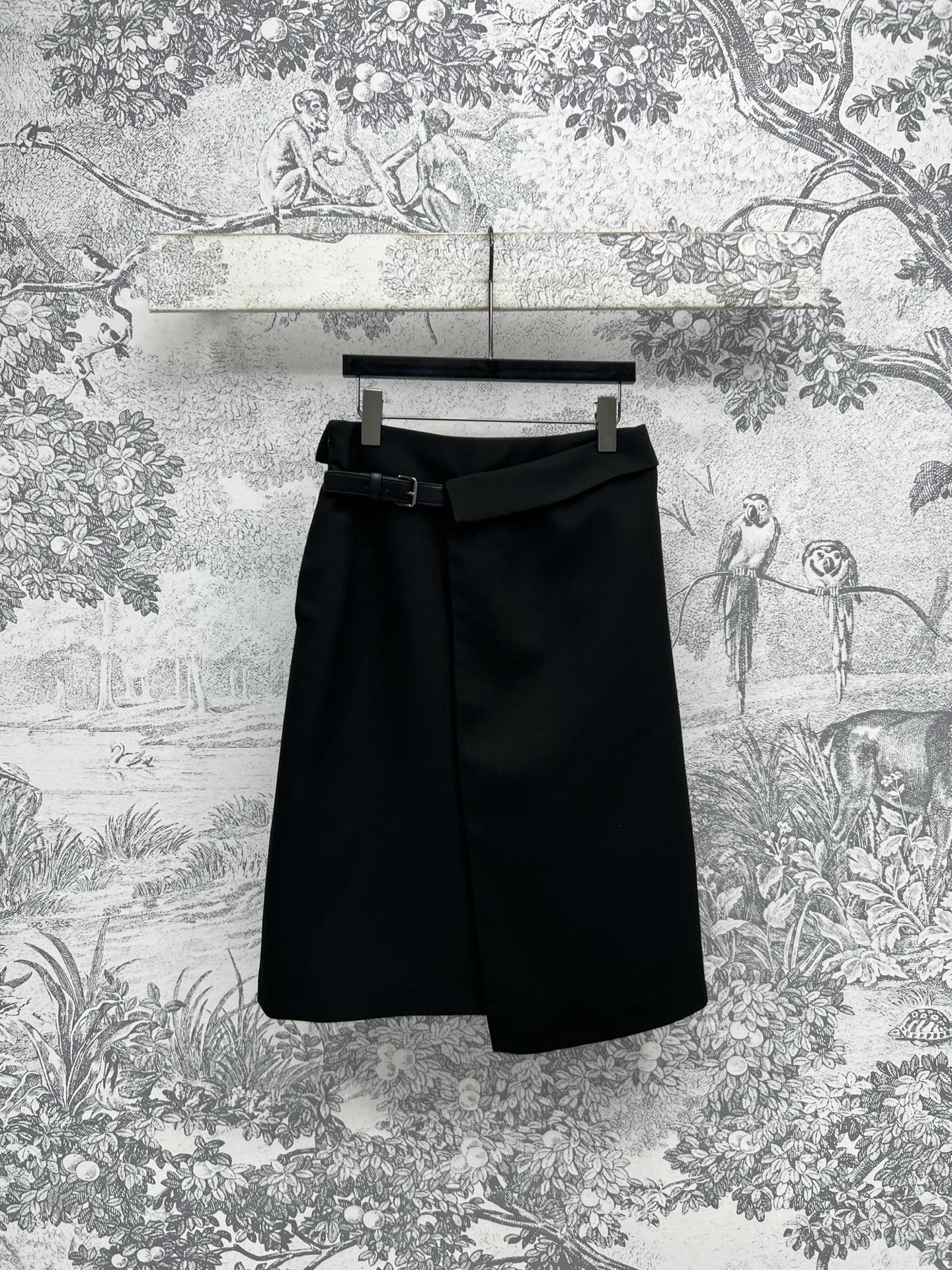 NO:322708,D Home 25 Early Spring New Style Leather Decorated Short-Sleeve Top   Patch Skirt Classic Suit Collar Short-Sleeve Short-Sleeve Top High and Fashionable Leather Buttons Decorated on both sides of the waist are cool and stylish, age-reducing and high-end A series of matching tops are super good-looking, easy to cover the flesh and make you look slimming, perfectly divided body proportions, important occasions are not inferior, temperament is up cool and handsome, versatile and not picky, one color three-digit SML 9,,dior, skirts, T-shirt, business suit, alexander wang19860909D家 25早春新款 皮革装饰短袖上衣 搭片半身裙 经典西装领短袖短款上衣 高级又时髦 腰间两侧皮扣装饰酷飒有型 减龄又高级 一系列搭配上身超级好看 轻松遮肉显瘦 完美分割身材比例 重要场合也毫不逊色 气质up又酷又帅 百搭不挑人 一色三码 SML 9,,dior,skirts,T-shirt,business suit,alexander wang,Women's clothing